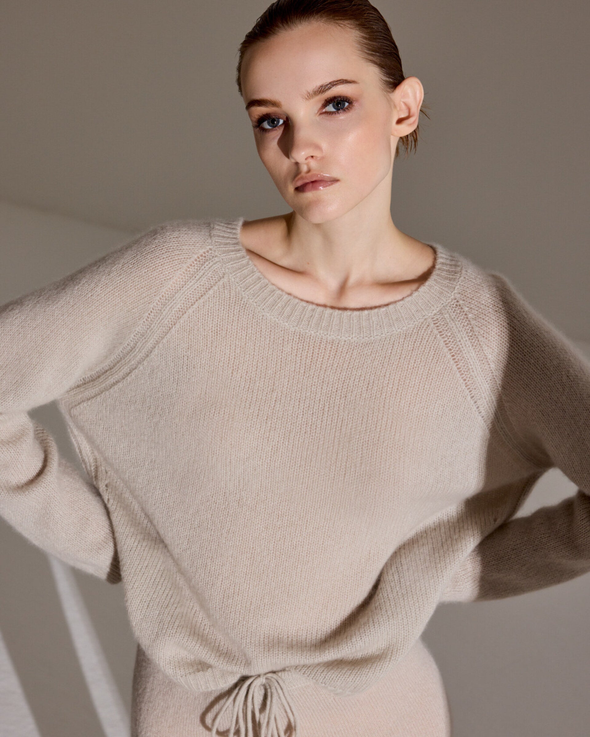 Damen Pullover in Royal Silver (grau) aus Kaschmir-Seide – leicht gestrickter Rundhalspullover mit relaxter Passform und langen, schmalen Ärmeln