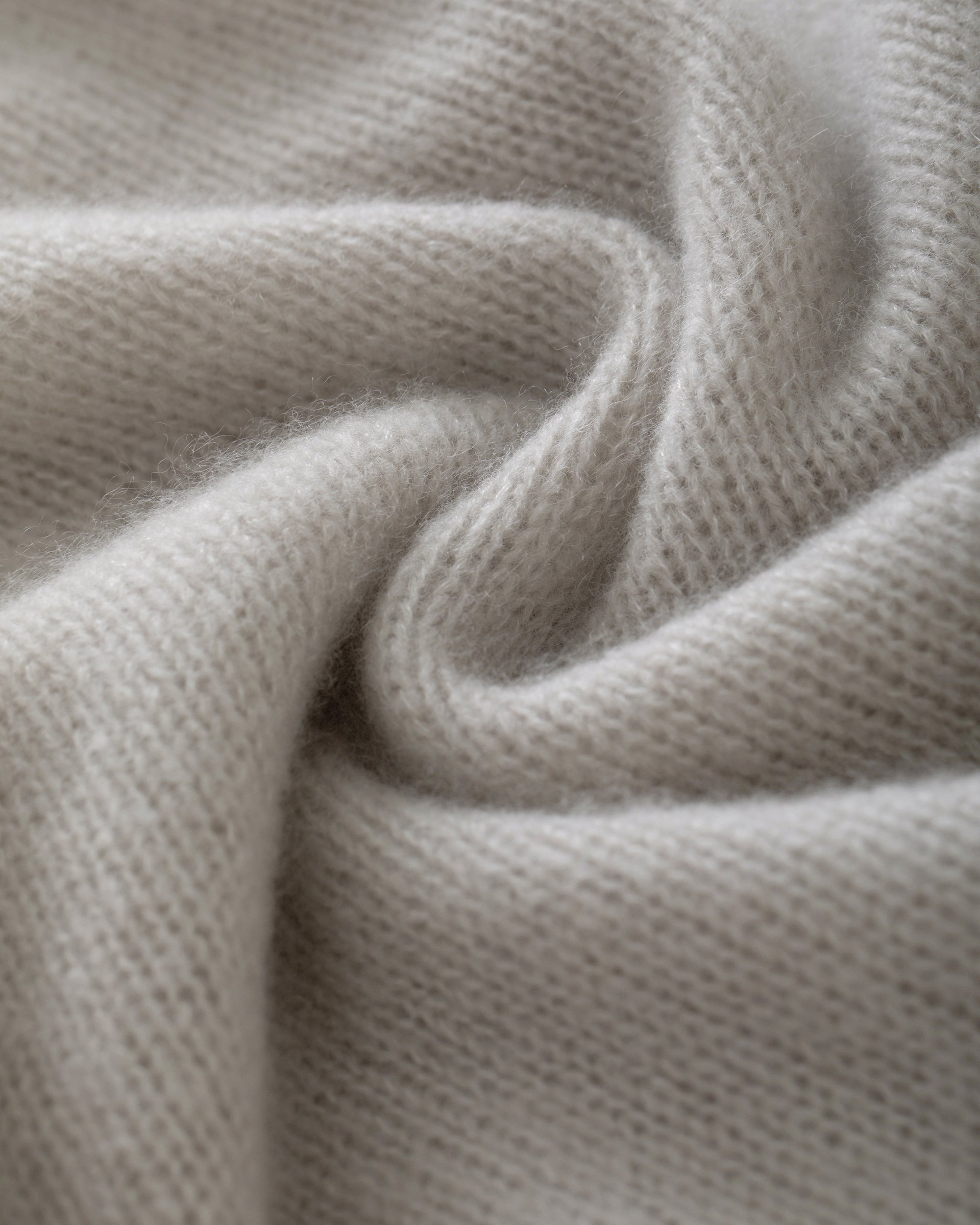 Damen Pullover in Royal Silver (grau) aus Kaschmir-Seide – leicht gestrickter Rundhalspullover mit relaxter Passform und langen, schmalen Ärmeln