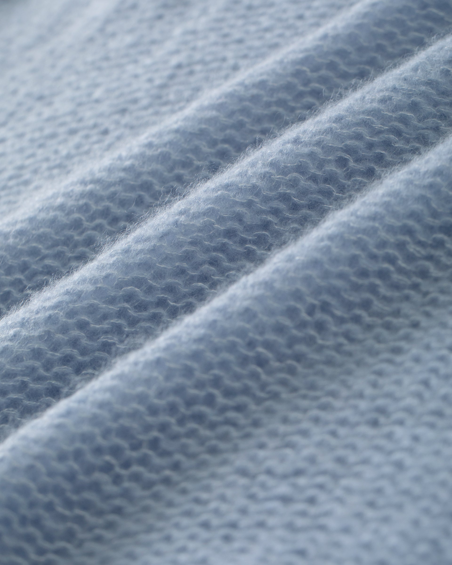 Damen Kurzarm Pullover in sky blue (hellblau) aus 75% Kaschmir, 25% Seide auf Links gestrickt, Leichte luftige 
Oversized Passform. 