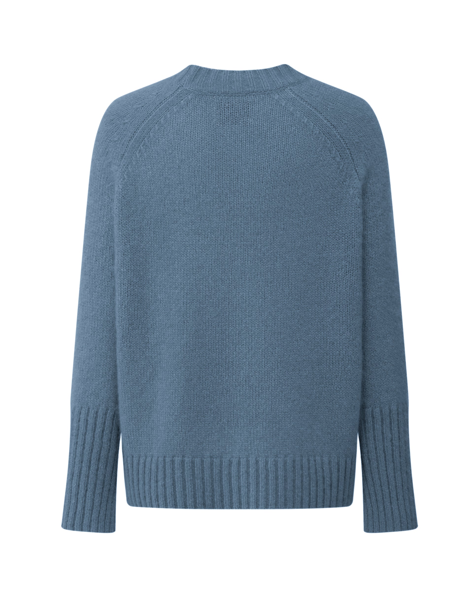 Damen Pullover aus 75 % Kaschmir und 25 % Seide in Blue Fog – glatt gestrickter Pullover in mittelschwerer Qualität mit kastiger, lockerer Passform, Rundhalsausschnitt mit Kragen in Rippstruktur, Raglanärmeln sowie langen, geraden Ärmeln mit Schlitz am Bündchen. Ärmelbündchen und Saum sind in Rippstruktur gearbeitet und verleihen dem Modell einen modernen, entspannten Look.
