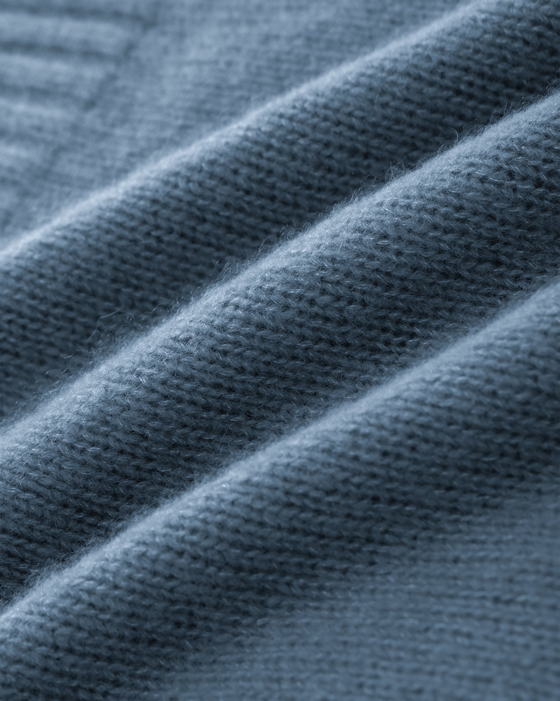 Damen Pullover aus 75 % Kaschmir und 25 % Seide in Blue Fog – glatt gestrickter Pullover in mittelschwerer Qualität mit kastiger, lockerer Passform, Rundhalsausschnitt mit Kragen in Rippstruktur, Raglanärmeln sowie langen, geraden Ärmeln mit Schlitz am Bündchen. Ärmelbündchen und Saum sind in Rippstruktur gearbeitet und verleihen dem Modell einen modernen, entspannten Look.
