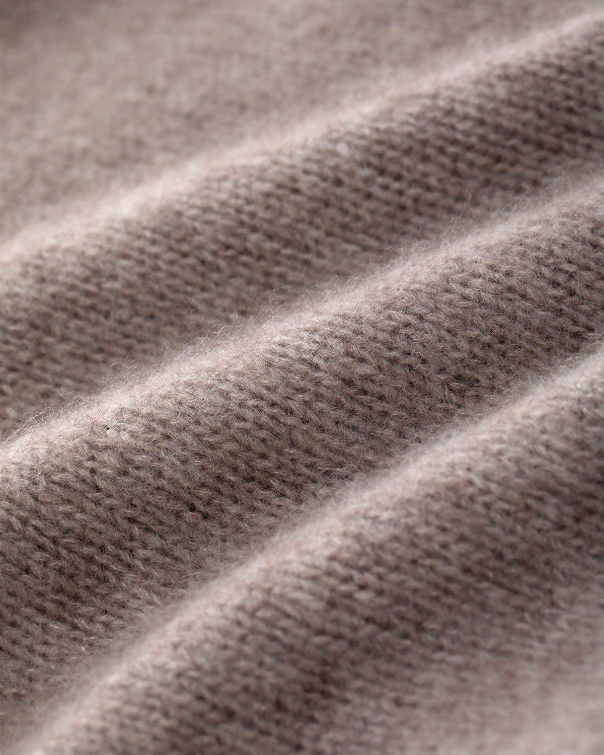 Damen Pullover aus 75 % Kaschmir und 25 % Seide in Caribou– glatt gestrickter Pullover in mittelschwerer Qualität mit kastiger, lockerer Passform, Rundhalsausschnitt mit Kragen in Rippstruktur, Raglanärmeln sowie langen, geraden Ärmeln mit Schlitz am Bündchen. Ärmelbündchen und Saum sind in Rippstruktur gearbeitet und verleihen dem Modell einen modernen, entspannten Look.