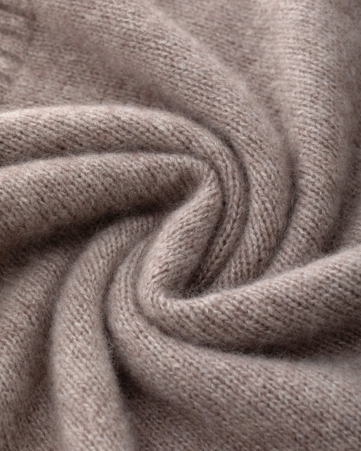 Damen Pullover aus 75 % Kaschmir und 25 % Seide in Caribou– glatt gestrickter Pullover in mittelschwerer Qualität mit kastiger, lockerer Passform, Rundhalsausschnitt mit Kragen in Rippstruktur, Raglanärmeln sowie langen, geraden Ärmeln mit Schlitz am Bündchen. Ärmelbündchen und Saum sind in Rippstruktur gearbeitet und verleihen dem Modell einen modernen, entspannten Look.