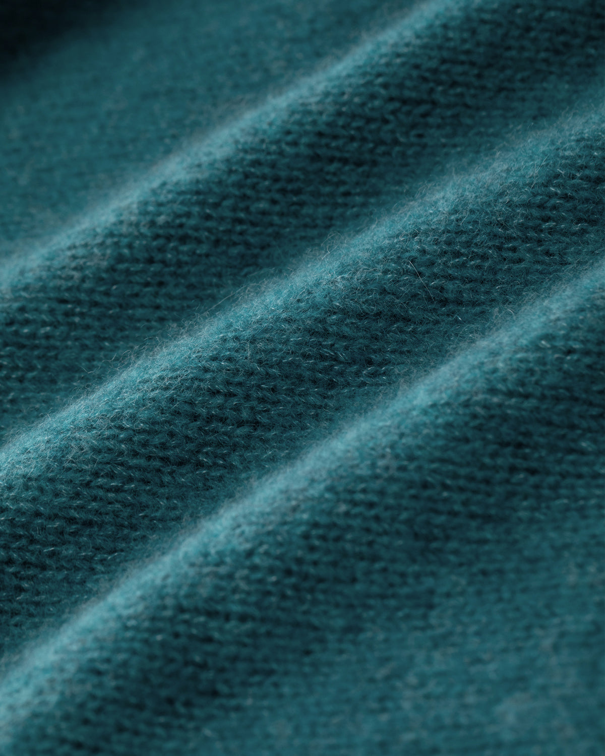 Damen Pullover aus 75 % Kaschmir und 25 % Seide in Dark Lake – glatt gestrickter Pullover in mittelschwerer Qualität mit kastiger, lockerer Passform, Rundhalsausschnitt mit Kragen in Rippstruktur, Raglanärmeln sowie langen, geraden Ärmeln mit Schlitz am Bündchen. Ärmelbündchen und Saum sind in Rippstruktur gearbeitet und verleihen dem Modell einen modernen, entspannten Look.