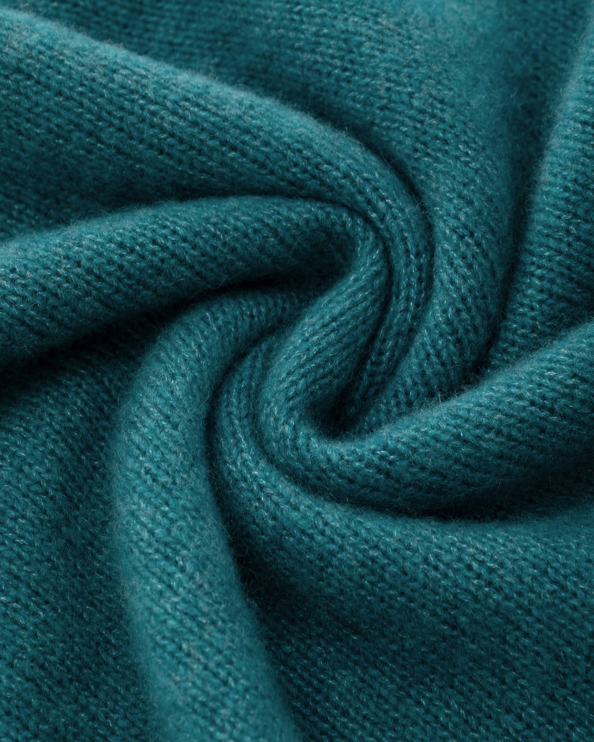 Damen Pullover aus 75 % Kaschmir und 25 % Seide in Dark Lake – glatt gestrickter Pullover in mittelschwerer Qualität mit kastiger, lockerer Passform, Rundhalsausschnitt mit Kragen in Rippstruktur, Raglanärmeln sowie langen, geraden Ärmeln mit Schlitz am Bündchen. Ärmelbündchen und Saum sind in Rippstruktur gearbeitet und verleihen dem Modell einen modernen, entspannten Look.