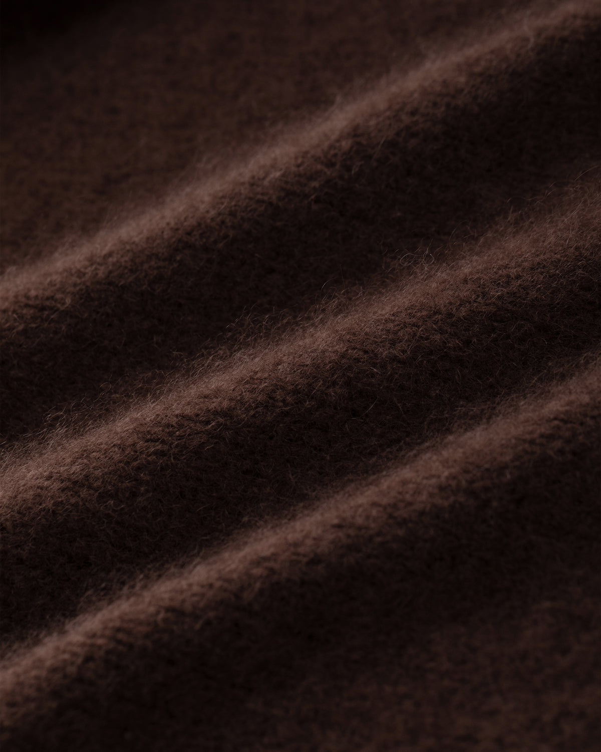 Damen Pullover aus 75 % Kaschmir und 25 % Seide in Espresso – glatt gestrickter Pullover in mittelschwerer Qualität mit kastiger, lockerer Passform, Rundhalsausschnitt mit Kragen in Rippstruktur, Raglanärmeln sowie langen, geraden Ärmeln mit Schlitz am Bündchen. Ärmelbündchen und Saum sind in Rippstruktur gearbeitet und verleihen dem Modell einen modernen, entspannten Look.