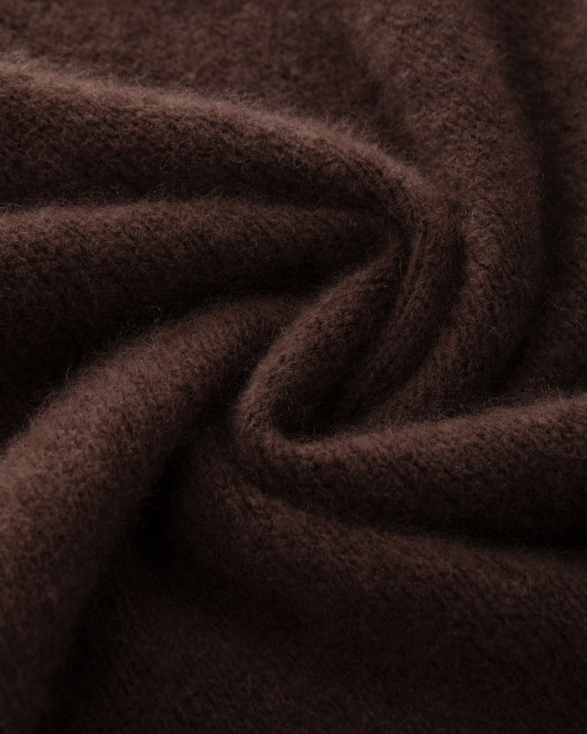 Damen Pullover aus 75 % Kaschmir und 25 % Seide in Espresso – glatt gestrickter Pullover in mittelschwerer Qualität mit kastiger, lockerer Passform, Rundhalsausschnitt mit Kragen in Rippstruktur, Raglanärmeln sowie langen, geraden Ärmeln mit Schlitz am Bündchen. Ärmelbündchen und Saum sind in Rippstruktur gearbeitet und verleihen dem Modell einen modernen, entspannten Look.