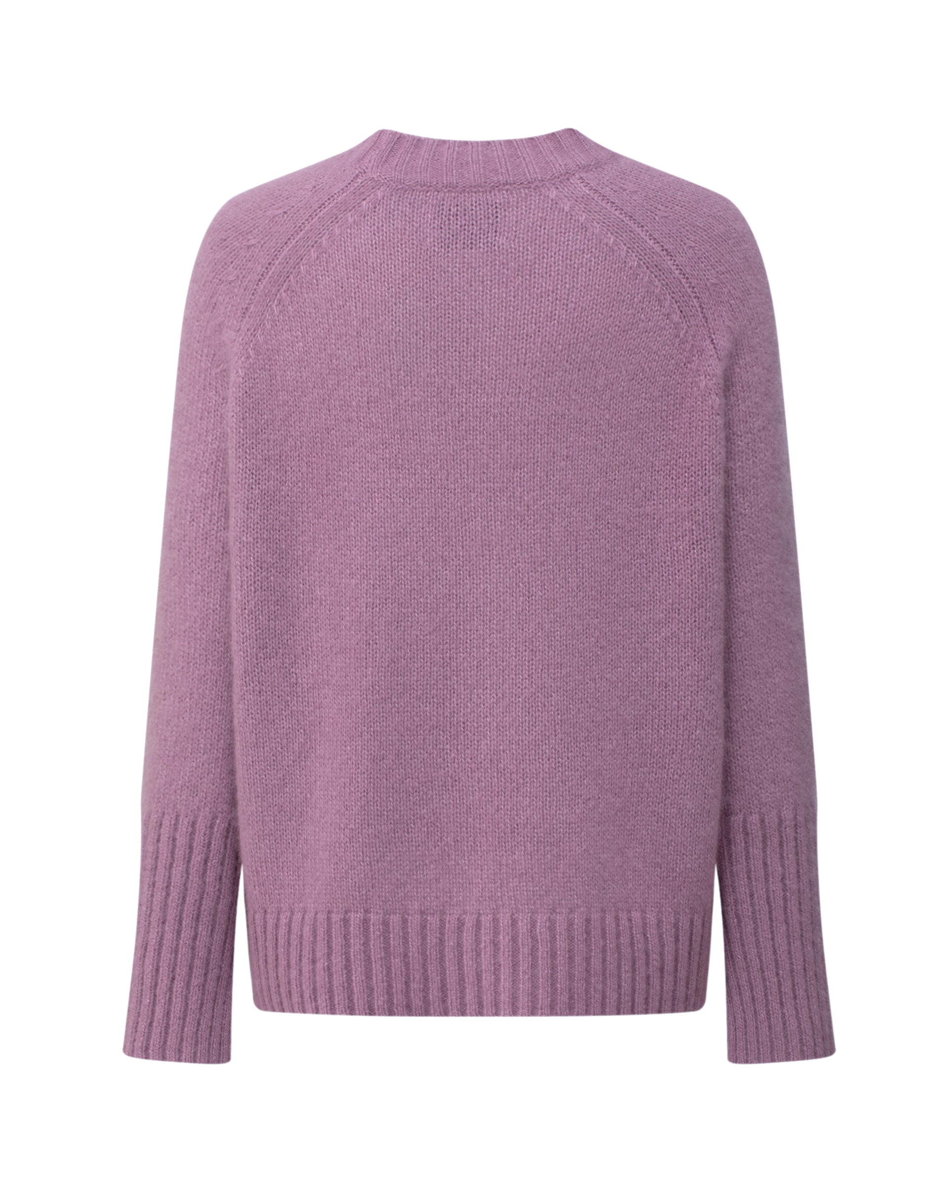 Damen Pullover aus 75 % Kaschmir und 25 % Seide in Lilac Mist – glatt gestrickter Pullover in mittelschwerer Qualität mit kastiger, lockerer Passform, Rundhalsausschnitt mit Kragen in Rippstruktur, Raglanärmeln sowie langen, geraden Ärmeln mit Schlitz am Bündchen. Ärmelbündchen und Saum sind in Rippstruktur gearbeitet und verleihen dem Modell einen modernen, entspannten Look.
