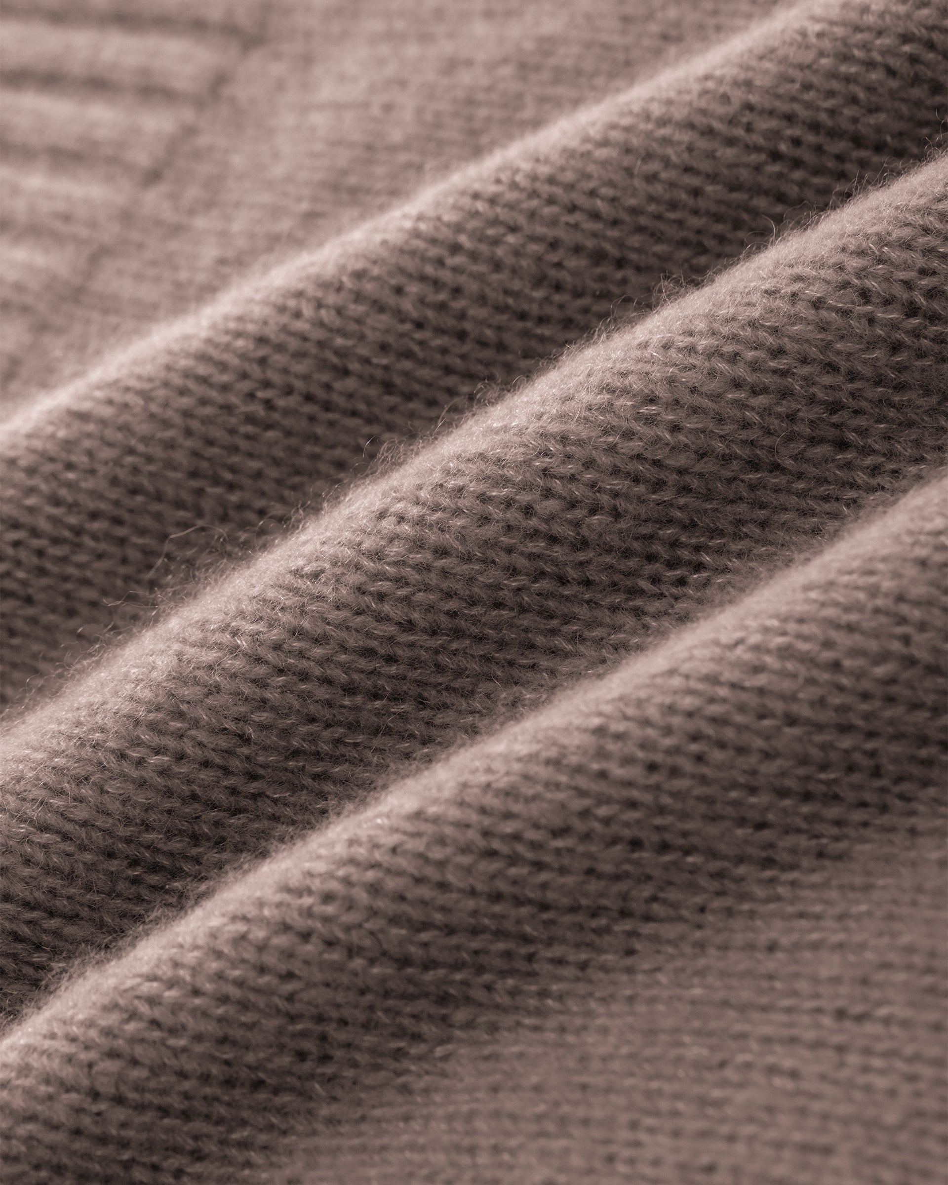 Damen Pullover aus 75 % Kaschmir und 25 % Seide in Natural Twine – glatt gestrickter Pullover in mittelschwerer Qualität mit kastiger, lockerer Passform, Rundhalsausschnitt mit Kragen in Rippstruktur, Raglanärmeln sowie langen, geraden Ärmeln mit Schlitz am Bündchen. Ärmelbündchen und Saum sind in Rippstruktur gearbeitet und verleihen dem Modell einen modernen, entspannten Look.
