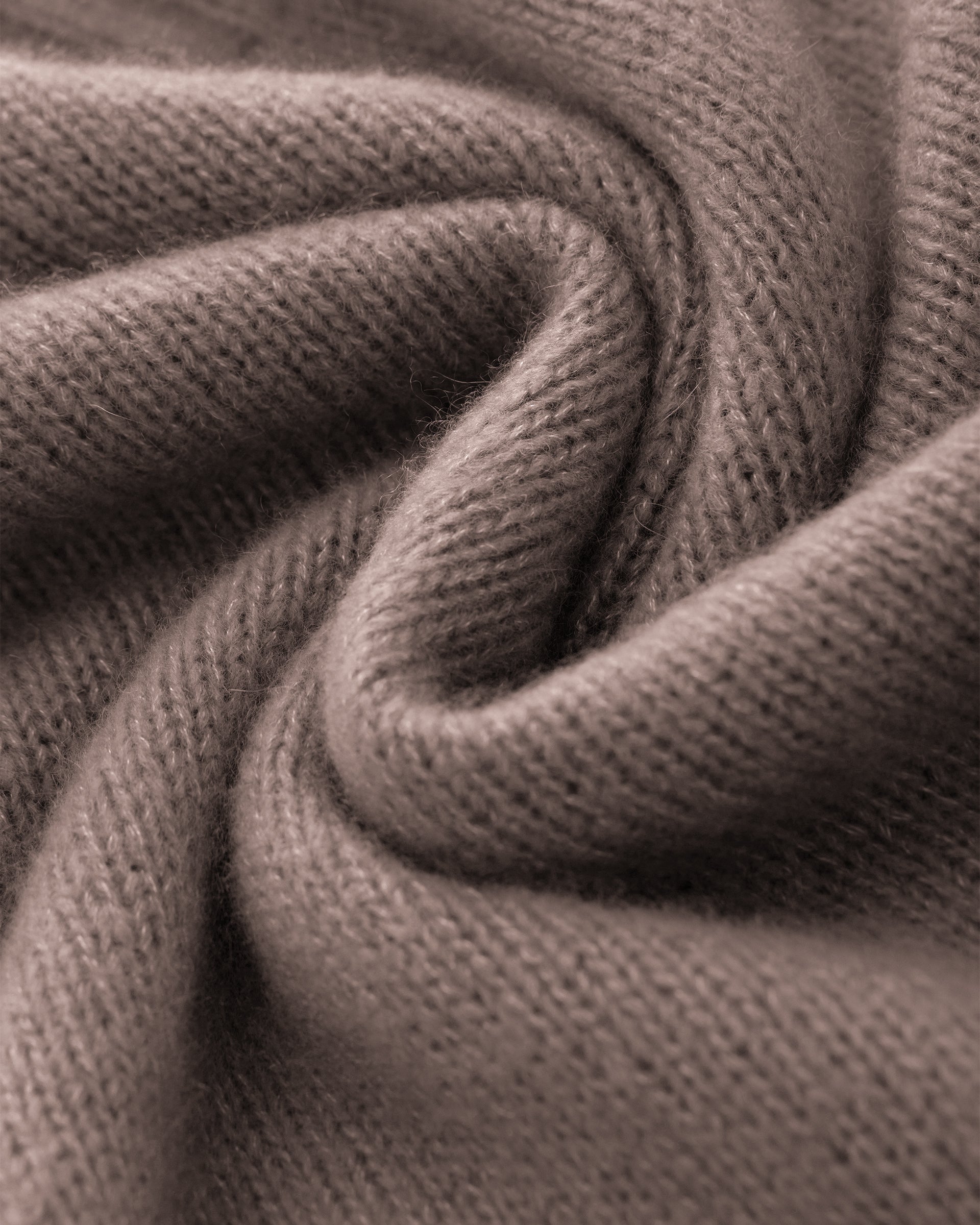 Damen Pullover aus 75 % Kaschmir und 25 % Seide in Natural Twine – glatt gestrickter Pullover in mittelschwerer Qualität mit kastiger, lockerer Passform, Rundhalsausschnitt mit Kragen in Rippstruktur, Raglanärmeln sowie langen, geraden Ärmeln mit Schlitz am Bündchen. Ärmelbündchen und Saum sind in Rippstruktur gearbeitet und verleihen dem Modell einen modernen, entspannten Look.
