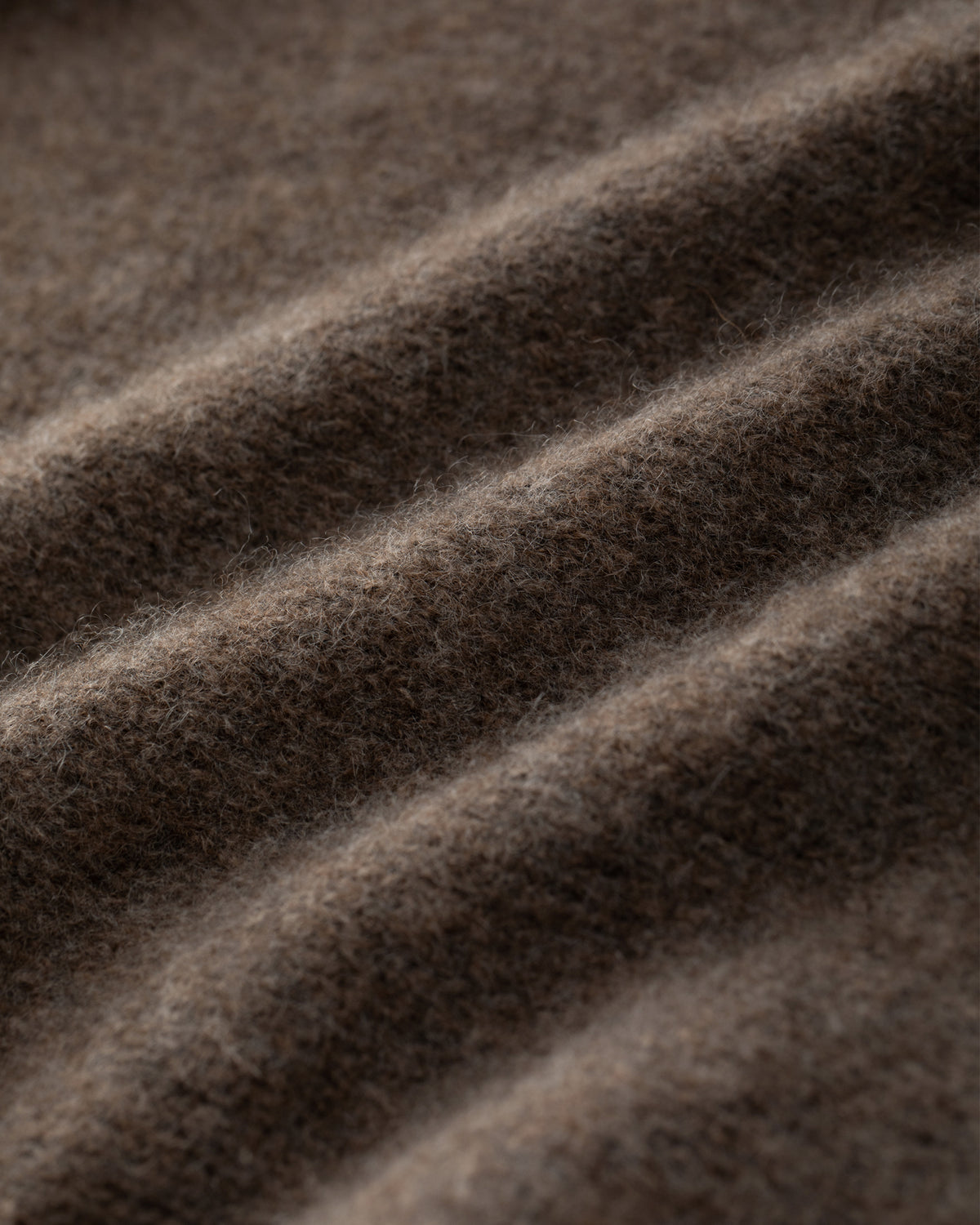 Damen Pullover aus 75 % Kaschmir und 25 % Seide in Wilderness – glatt gestrickter Pullover in mittelschwerer Qualität mit kastiger, lockerer Passform, Rundhalsausschnitt mit Kragen in Rippstruktur, Raglanärmeln sowie langen, geraden Ärmeln mit Schlitz am Bündchen. Ärmelbündchen und Saum sind in Rippstruktur gearbeitet und verleihen dem Modell einen modernen, entspannten Look.