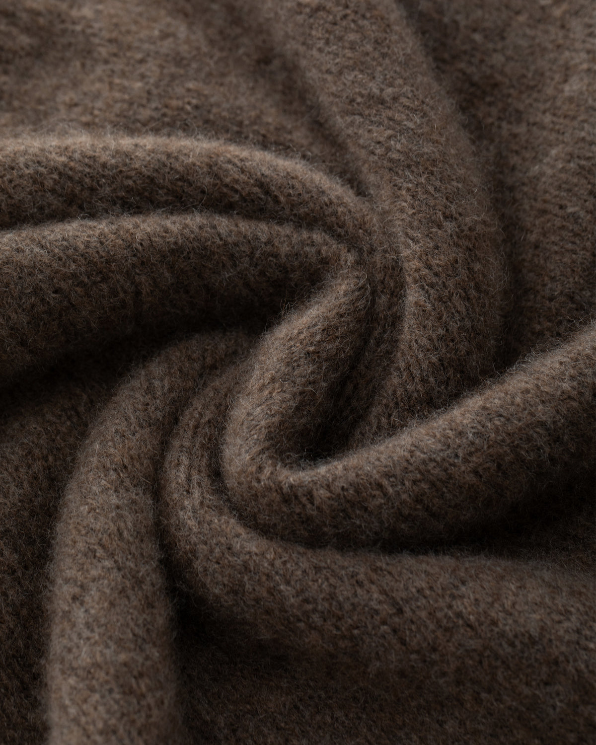 Damen Pullover aus 75 % Kaschmir und 25 % Seide in Wilderness – glatt gestrickter Pullover in mittelschwerer Qualität mit kastiger, lockerer Passform, Rundhalsausschnitt mit Kragen in Rippstruktur, Raglanärmeln sowie langen, geraden Ärmeln mit Schlitz am Bündchen. Ärmelbündchen und Saum sind in Rippstruktur gearbeitet und verleihen dem Modell einen modernen, entspannten Look.