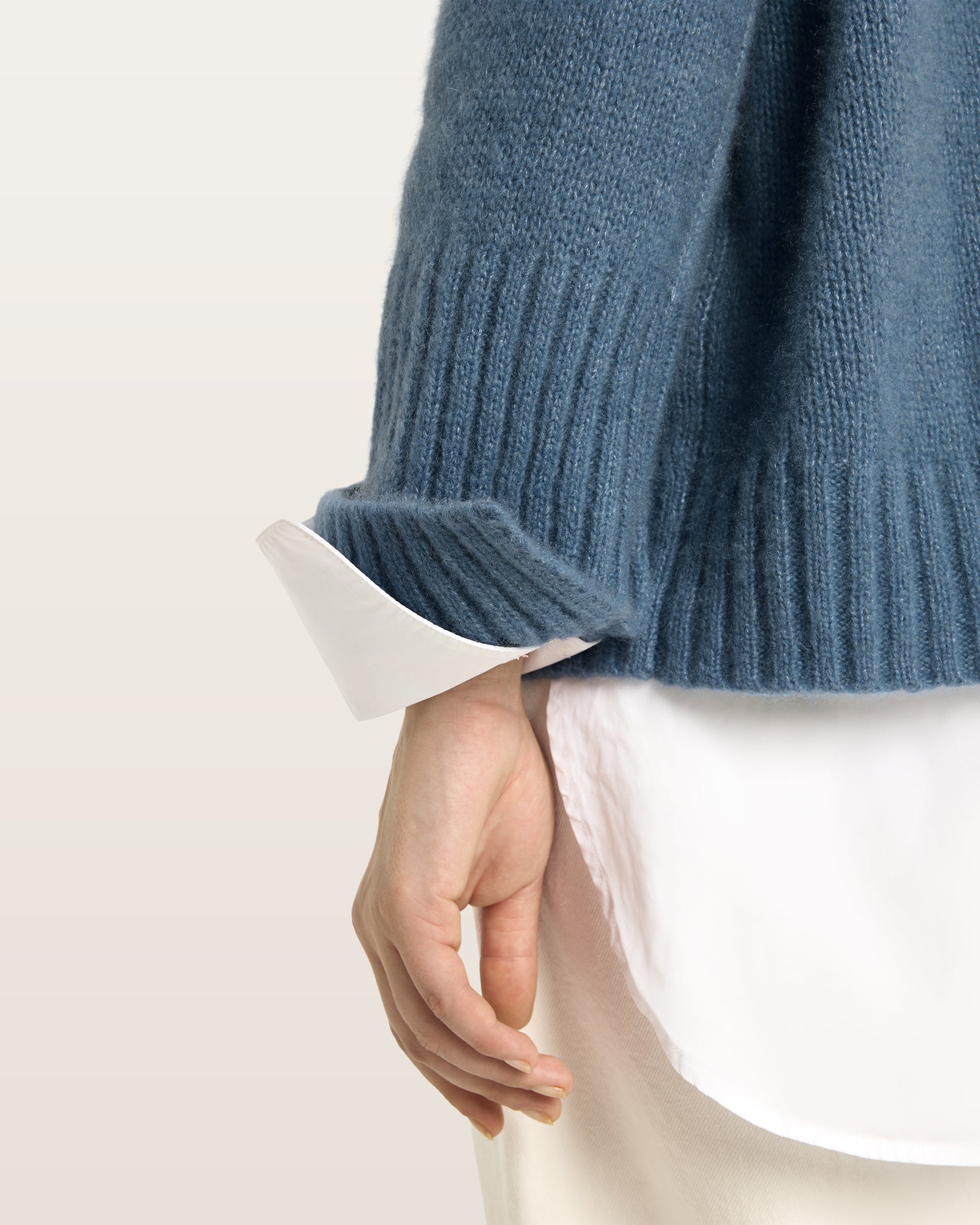 Damen Pullover aus 75 % Kaschmir und 25 % Seide in Blue Fog – glatt gestrickter Pullover in mittelschwerer Qualität mit kastiger, lockerer Passform, Rundhalsausschnitt mit Kragen in Rippstruktur, Raglanärmeln sowie langen, geraden Ärmeln mit Schlitz am Bündchen. Ärmelbündchen und Saum sind in Rippstruktur gearbeitet und verleihen dem Modell einen modernen, entspannten Look.
