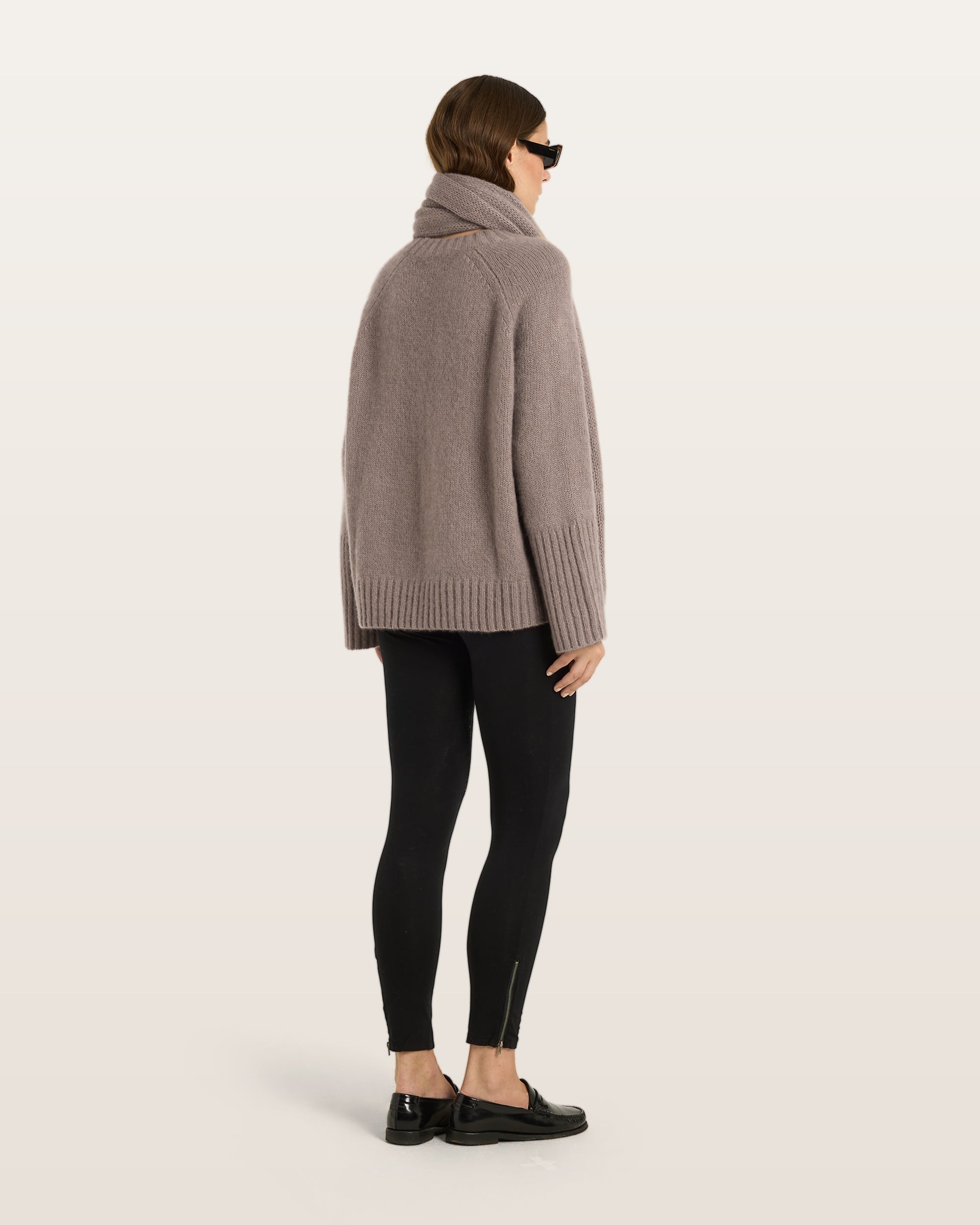 Damen Pullover aus 75 % Kaschmir und 25 % Seide in Natural Twine – glatt gestrickter Pullover in mittelschwerer Qualität mit kastiger, lockerer Passform, Rundhalsausschnitt mit Kragen in Rippstruktur, Raglanärmeln sowie langen, geraden Ärmeln mit Schlitz am Bündchen. Ärmelbündchen und Saum sind in Rippstruktur gearbeitet und verleihen dem Modell einen modernen, entspannten Look.
