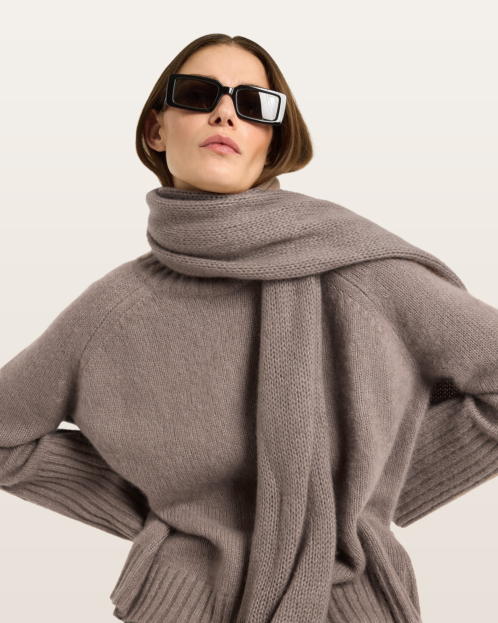 Damen Pullover aus 75 % Kaschmir und 25 % Seide in Natural Twine – glatt gestrickter Pullover in mittelschwerer Qualität mit kastiger, lockerer Passform, Rundhalsausschnitt mit Kragen in Rippstruktur, Raglanärmeln sowie langen, geraden Ärmeln mit Schlitz am Bündchen. Ärmelbündchen und Saum sind in Rippstruktur gearbeitet und verleihen dem Modell einen modernen, entspannten Look.
