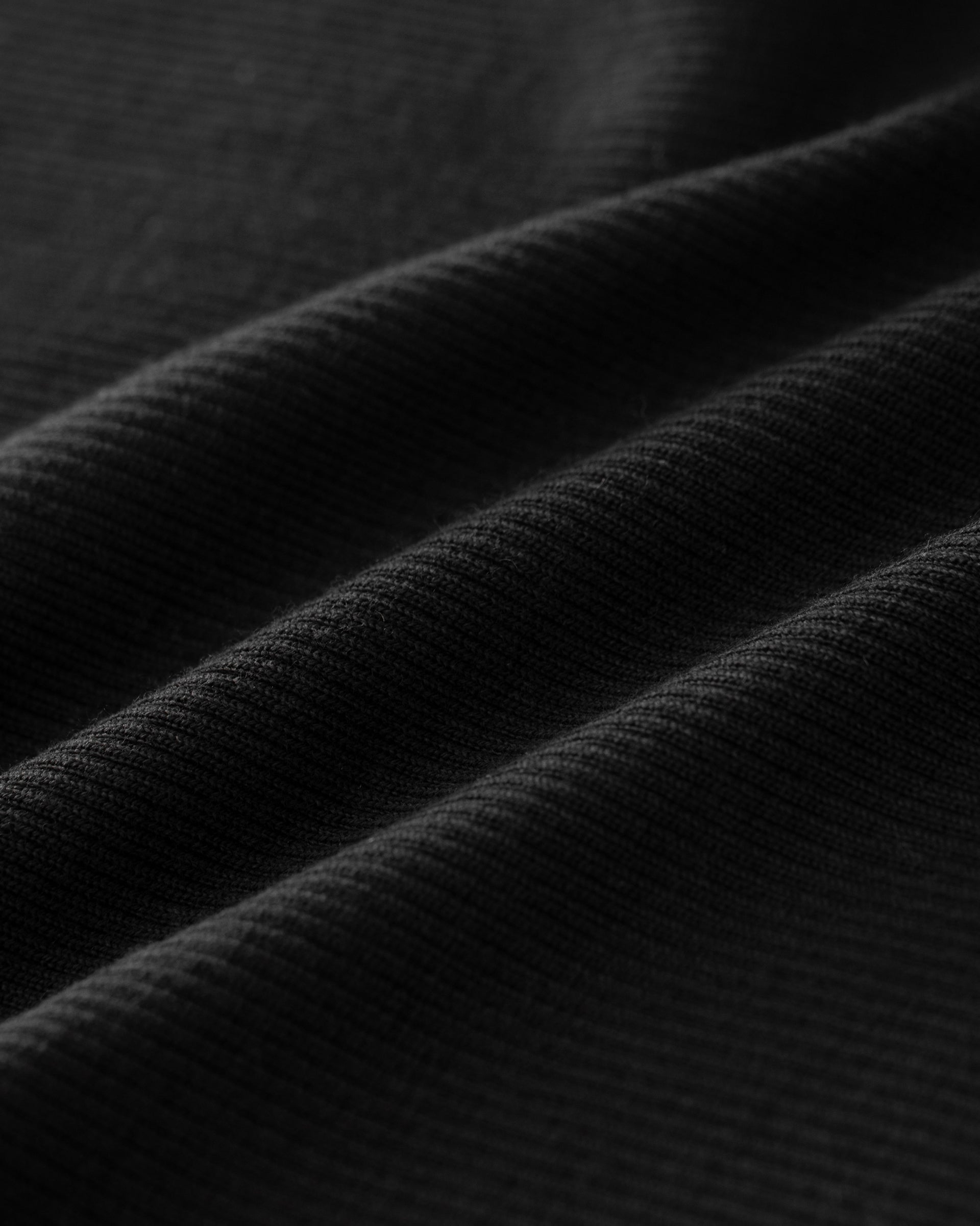 Damen Top in black (schwarz) aus 100 % Extra Fine Merino – feiner Rippstrick, sehr elastisch, figurbetonter Schnitt, Rundhalsausschnitt und klassische Schulterform