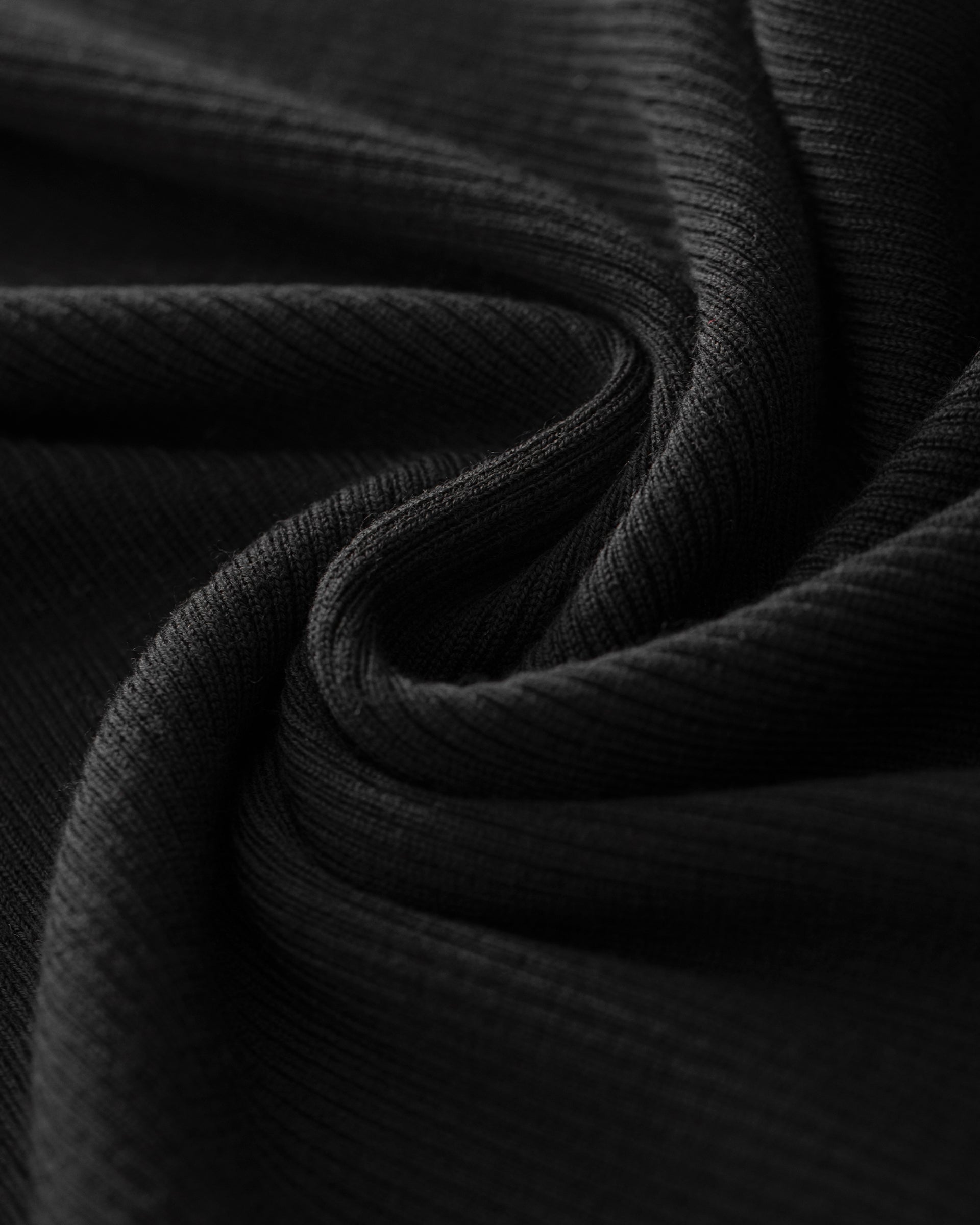 Damen Top in black (schwarz) aus 100 % Extra Fine Merino – feiner Rippstrick, sehr elastisch, figurbetonter Schnitt, Rundhalsausschnitt und klassische Schulterform