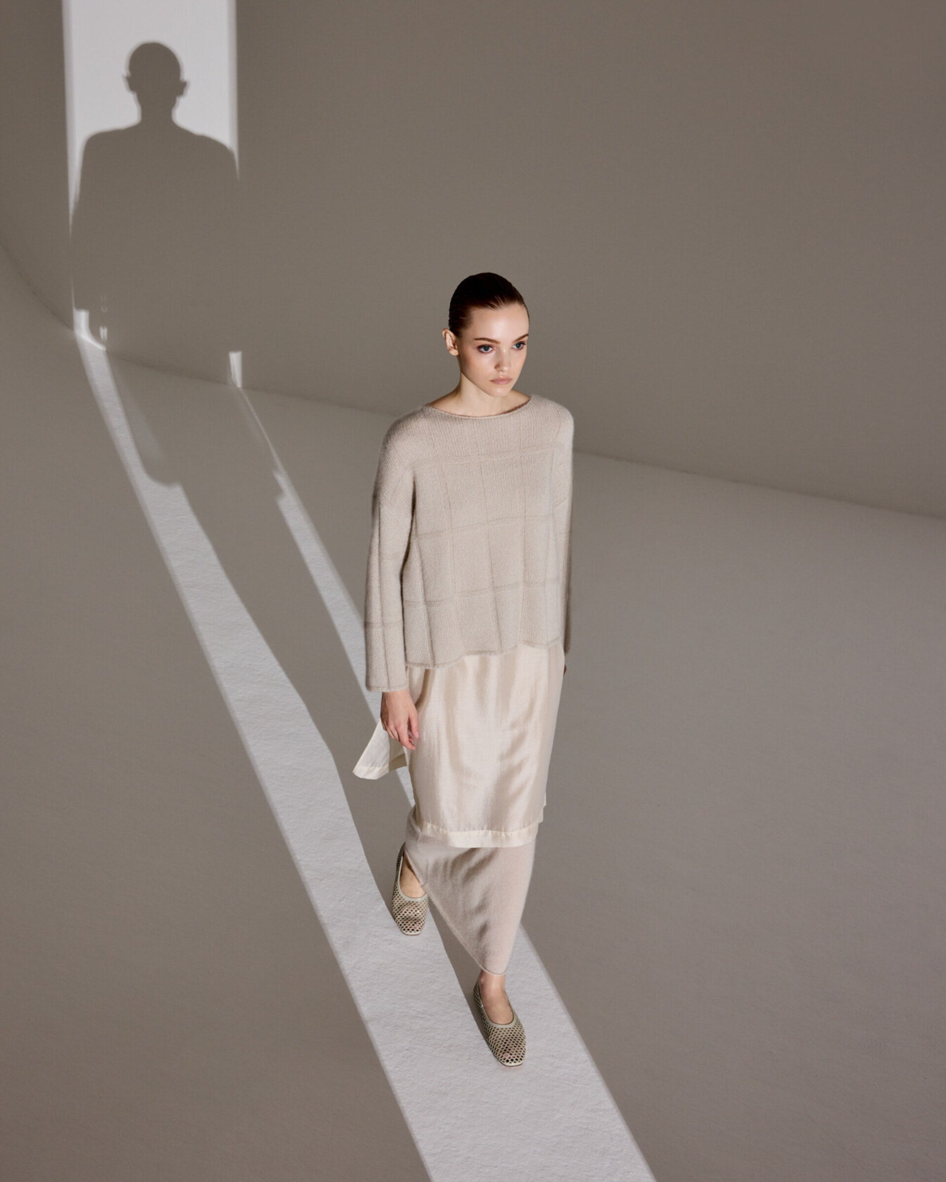 Damen Pullover in royal silver (grau) aus Kaschmir-Seide – mittelschwerer Strick mit grafischem Karomuster, oversized Passform, U-Boot-Ausschnitt, überschnittene Schultern und lange, weite Ärmel.