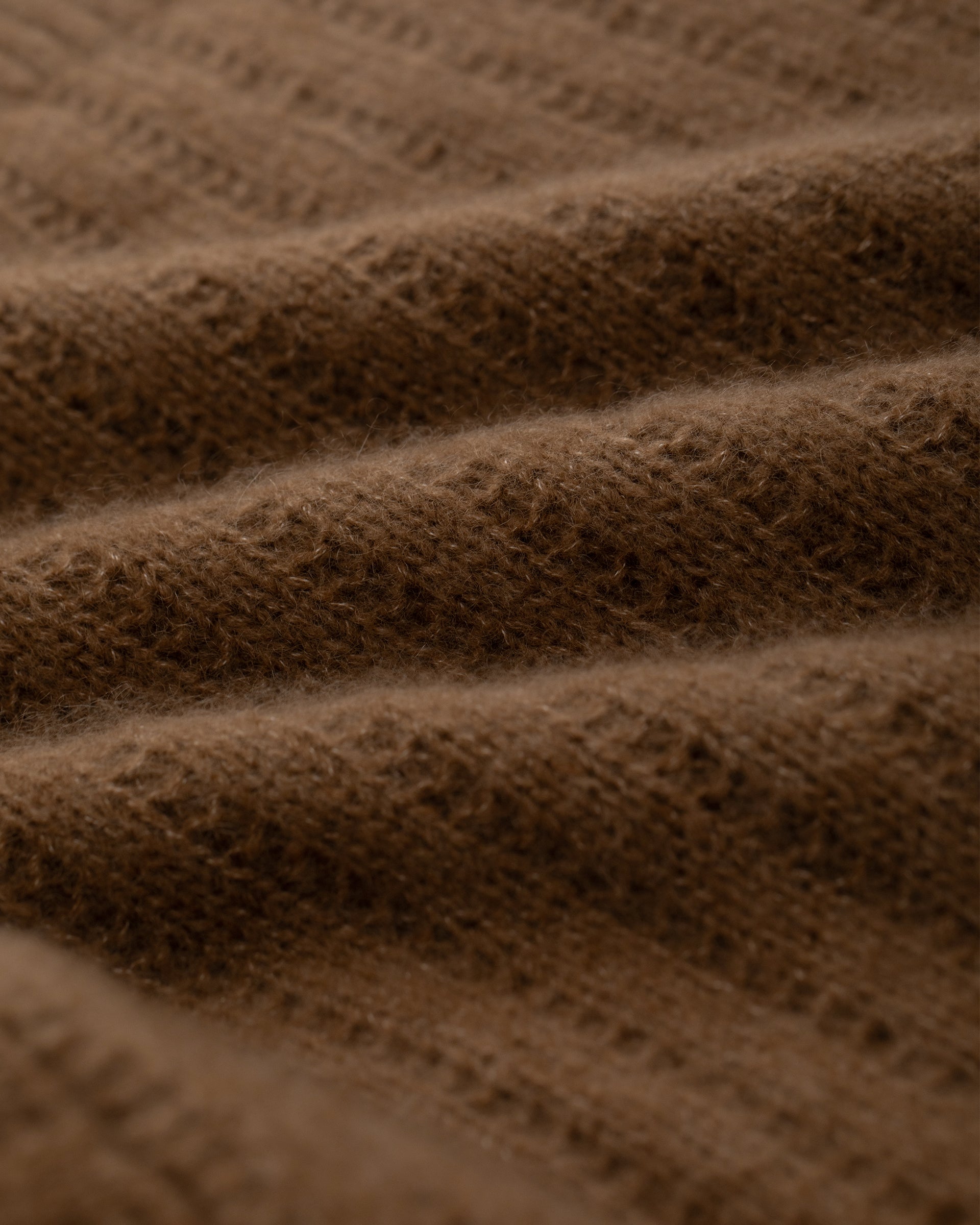 Damen Pullover aus 75 % Kaschmir und 25 % Seide in Vintage Cocoa  – Pullover mit länglichem Streifenstrickmuster in mittelschwerer Qualität und relaxter Passform. Der Rundhalsausschnitt mit asymmetrisch überlappendem Kragen in Rippstruktur verleiht dem Modell eine moderne Note, während überschnittene Schultern, lange Ärmel sowie Bündchen und Saum in Rippstruktur den entspannten Look abrunden.
