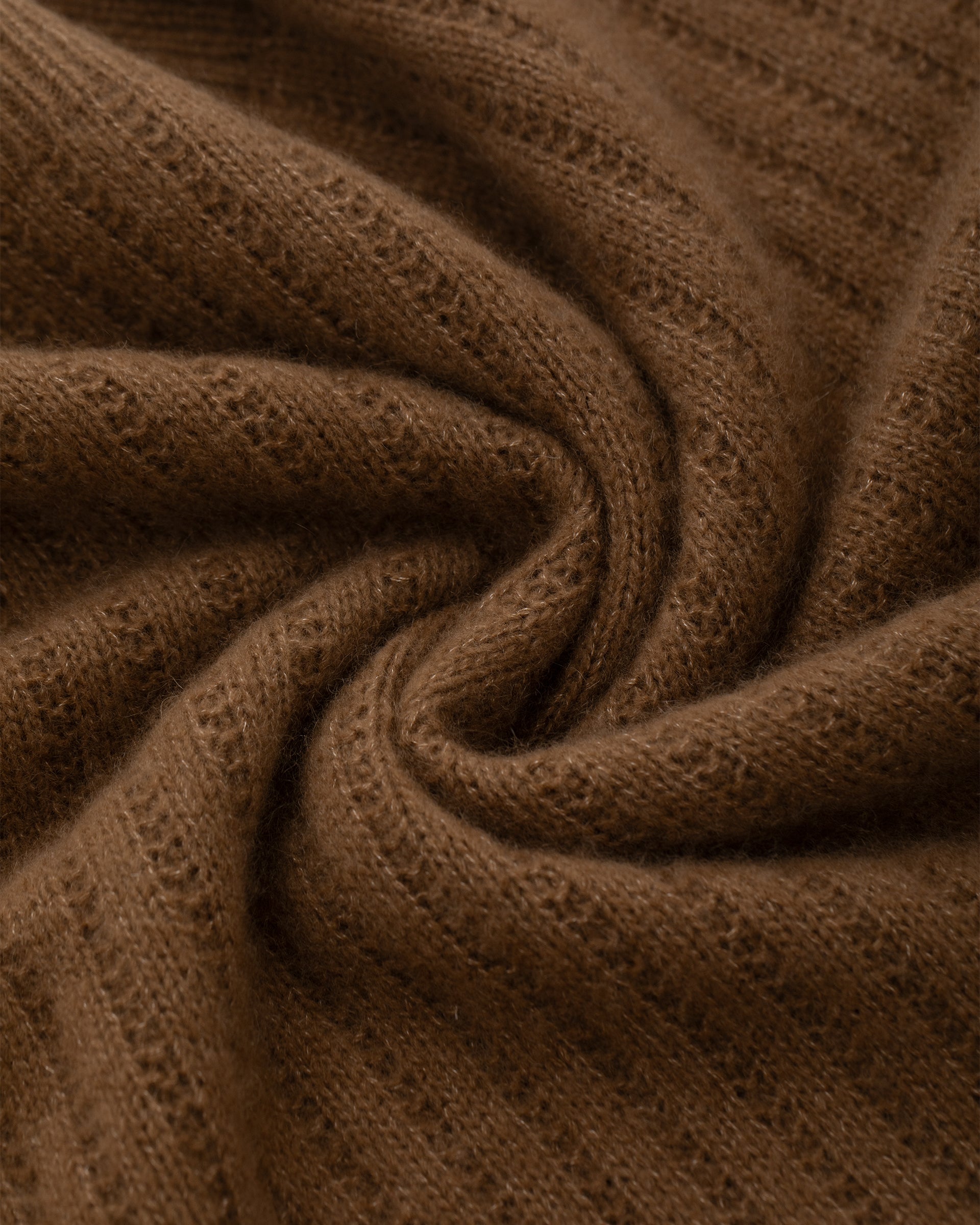 Damen Pullover aus 75 % Kaschmir und 25 % Seide in Vintage Cocoa  – Pullover mit länglichem Streifenstrickmuster in mittelschwerer Qualität und relaxter Passform. Der Rundhalsausschnitt mit asymmetrisch überlappendem Kragen in Rippstruktur verleiht dem Modell eine moderne Note, während überschnittene Schultern, lange Ärmel sowie Bündchen und Saum in Rippstruktur den entspannten Look abrunden.