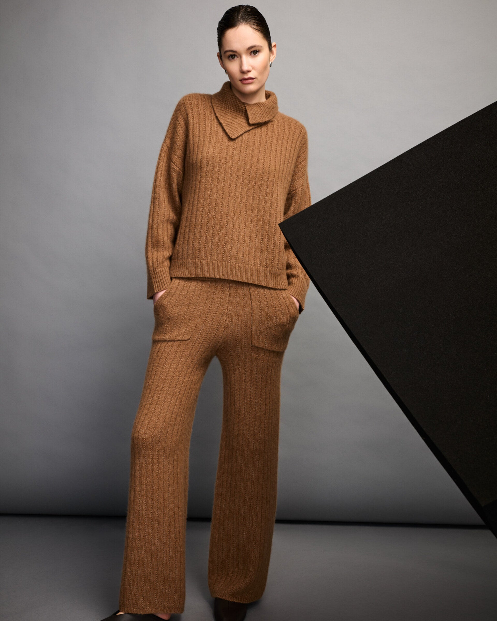 Damen Pullover aus 75 % Kaschmir und 25 % Seide in Vintage Cocoa  – Pullover mit länglichem Streifenstrickmuster in mittelschwerer Qualität und relaxter Passform. Der Rundhalsausschnitt mit asymmetrisch überlappendem Kragen in Rippstruktur verleiht dem Modell eine moderne Note, während überschnittene Schultern, lange Ärmel sowie Bündchen und Saum in Rippstruktur den entspannten Look abrunden.