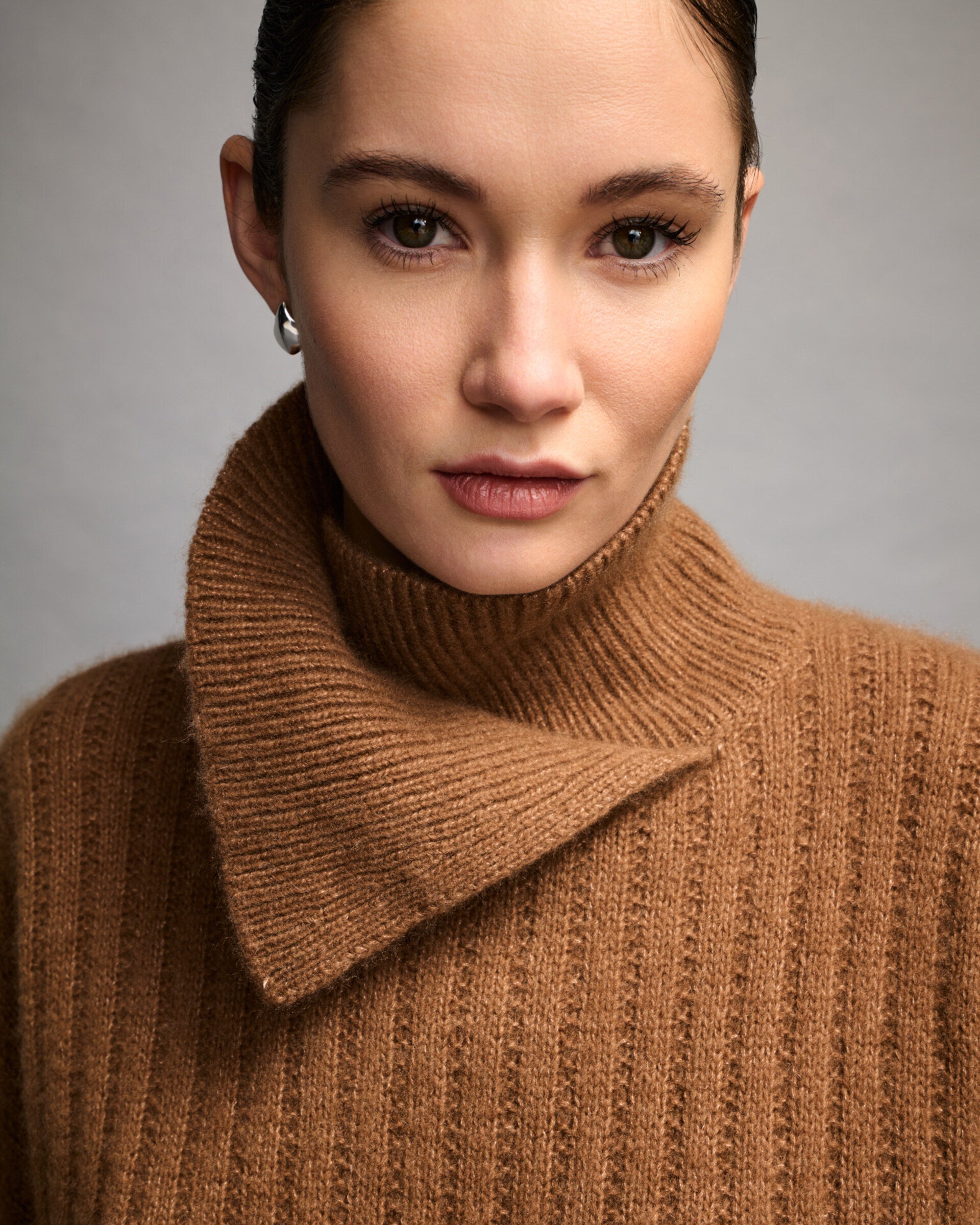 Damen Pullover aus 75 % Kaschmir und 25 % Seide in Vintage Cocoa  – Pullover mit länglichem Streifenstrickmuster in mittelschwerer Qualität und relaxter Passform. Der Rundhalsausschnitt mit asymmetrisch überlappendem Kragen in Rippstruktur verleiht dem Modell eine moderne Note, während überschnittene Schultern, lange Ärmel sowie Bündchen und Saum in Rippstruktur den entspannten Look abrunden.