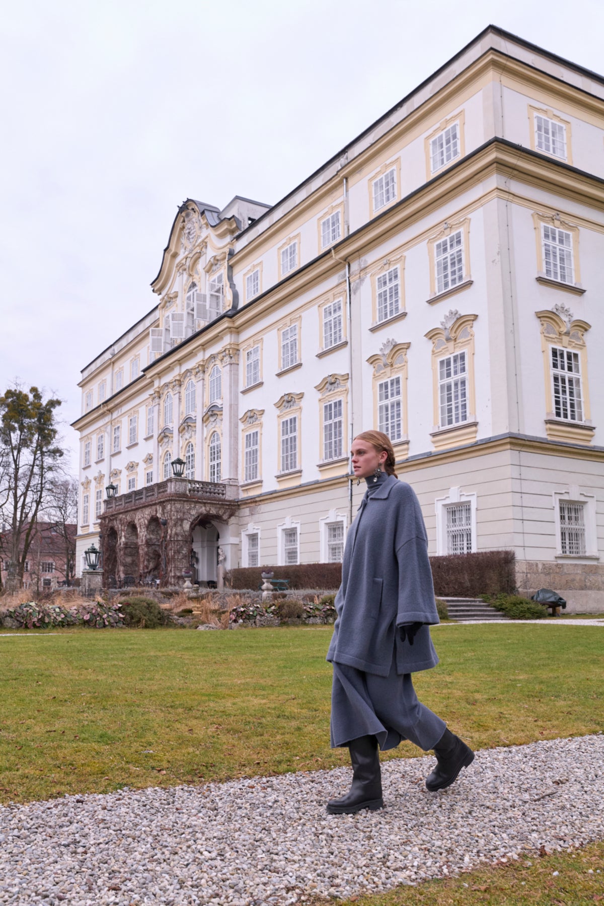 Damen Mantel aus 80% Kaschmir, 18% Polyamid, 2% Elastan in Storm – Locker fallender Cardigan in Oversized-Passform mit überschnittenen Schultern, langen, weiten Ärmeln und praktischen Eingrifftaschen.