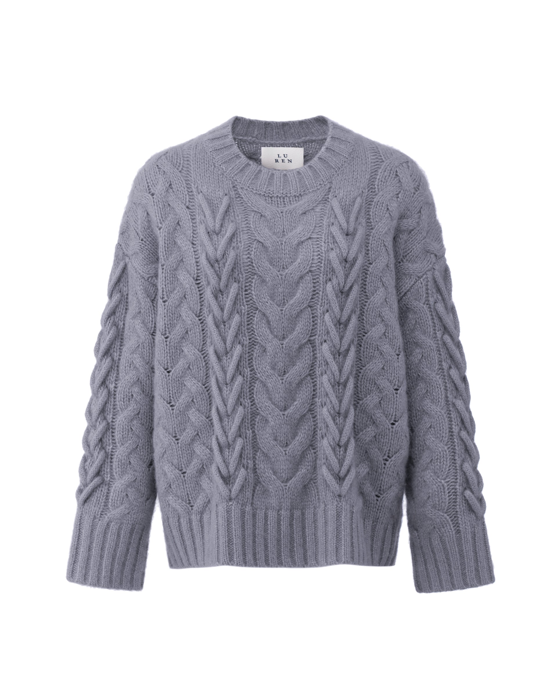 Damen Pullover aus 75 % Kaschmir und 25 % Seide in Blue Mirage – Pullover mit Zopfstrickmuster und zusätzlich applizierten 3D-Zöpfen in grober Strickqualität mit relaxter Passform, Rundhalsausschnitt mit Kragen in Rippstruktur, überschnittener Schulter sowie langen, relaxten Ärmeln. Ärmelbündchen und Saum sind in Rippstruktur gearbeitet und unterstreichen den markanten, handwerklichen Charakter des Designs.
