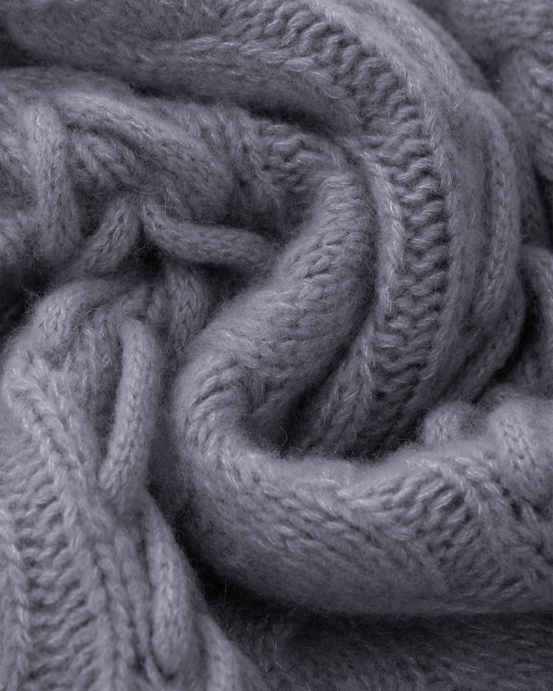 Damen Pullover aus 75 % Kaschmir und 25 % Seide in Blue Mirage – Pullover mit Zopfstrickmuster und zusätzlich applizierten 3D-Zöpfen in grober Strickqualität mit relaxter Passform, Rundhalsausschnitt mit Kragen in Rippstruktur, überschnittener Schulter sowie langen, relaxten Ärmeln. Ärmelbündchen und Saum sind in Rippstruktur gearbeitet und unterstreichen den markanten, handwerklichen Charakter des Designs.
