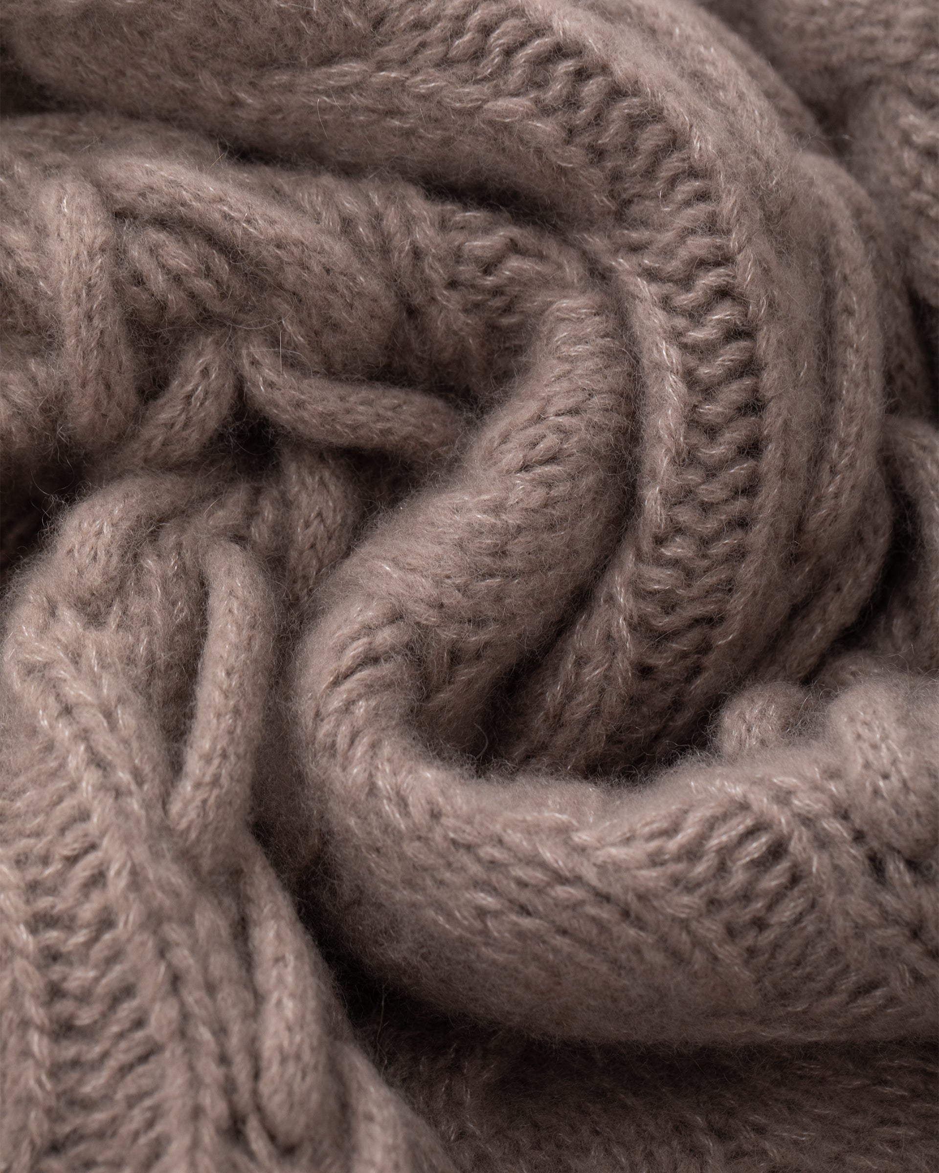 Damen Pullover aus 75 % Kaschmir und 25 % Seide in Natural Twine – Pullover mit Zopfstrickmuster und zusätzlich applizierten 3D-Zöpfen in grober Strickqualität mit relaxter Passform, Rundhalsausschnitt mit Kragen in Rippstruktur, überschnittener Schulter sowie langen, relaxten Ärmeln. Ärmelbündchen und Saum sind in Rippstruktur gearbeitet und unterstreichen den markanten, handwerklichen Charakter des Designs.
