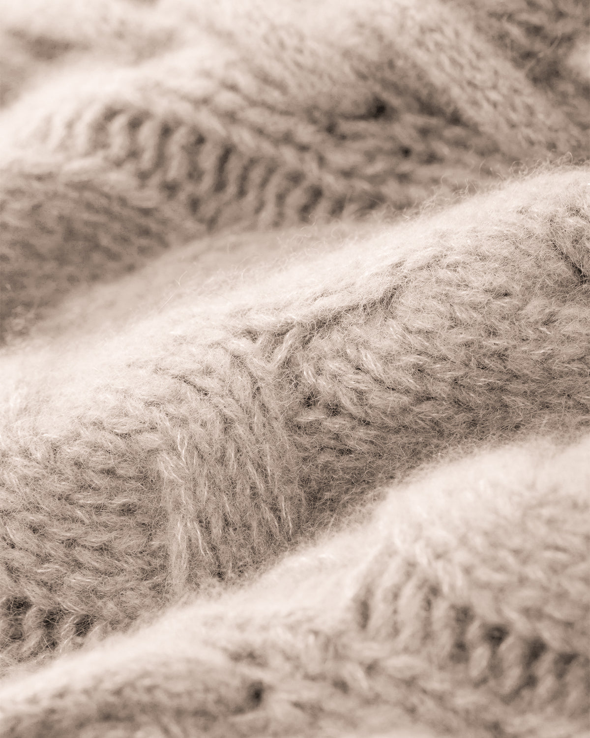 Damen Pullover aus 75 % Kaschmir und 25 % Seide in Wheat – Pullover mit Zopfstrickmuster und zusätzlich applizierten 3D-Zöpfen in grober Strickqualität mit relaxter Passform, Rundhalsausschnitt mit Kragen in Rippstruktur, überschnittener Schulter sowie langen, relaxten Ärmeln. Ärmelbündchen und Saum sind in Rippstruktur gearbeitet und unterstreichen den markanten, handwerklichen Charakter des Designs.
