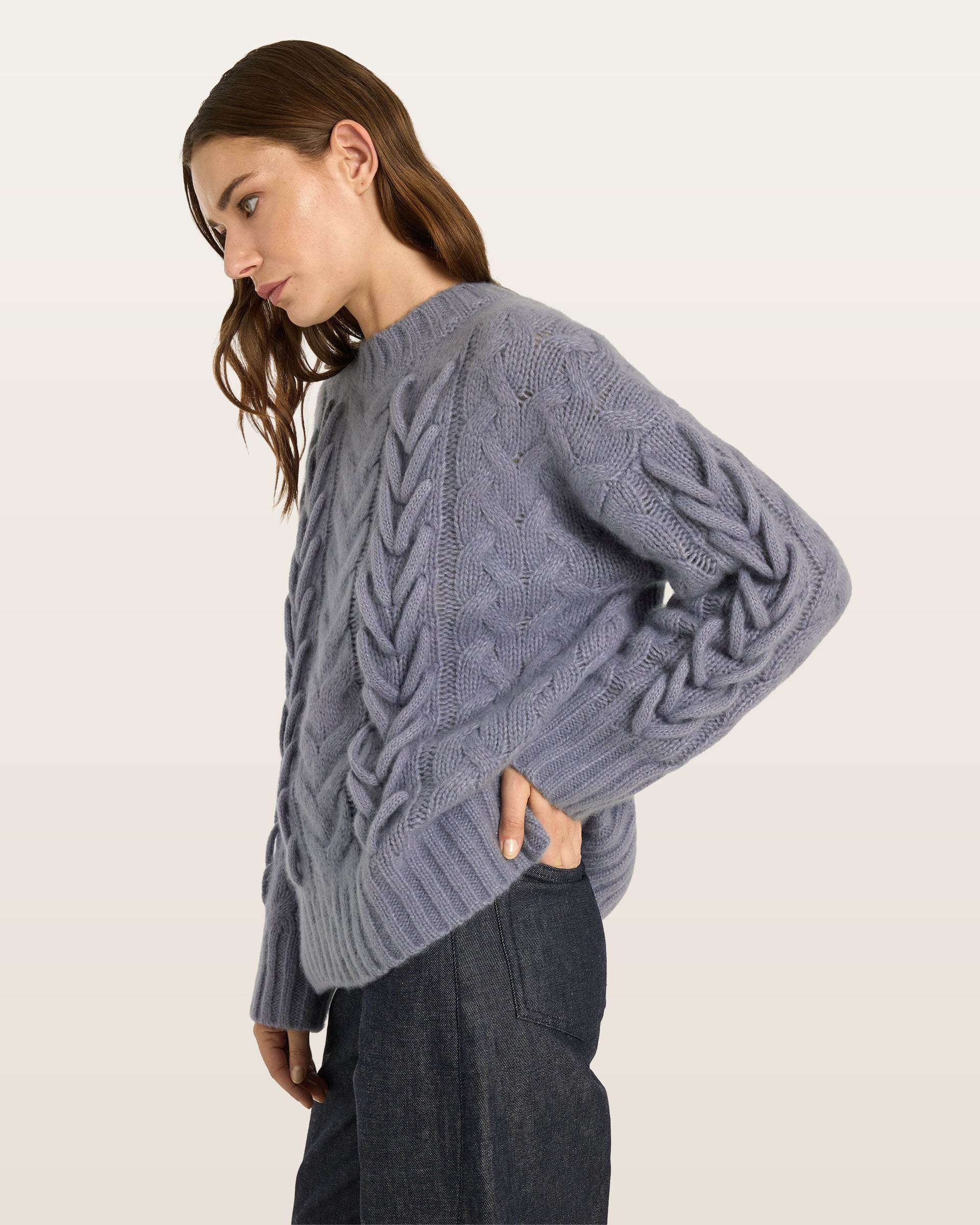 Damen Pullover aus 75 % Kaschmir und 25 % Seide in Blue Mirage – Pullover mit Zopfstrickmuster und zusätzlich applizierten 3D-Zöpfen in grober Strickqualität mit relaxter Passform, Rundhalsausschnitt mit Kragen in Rippstruktur, überschnittener Schulter sowie langen, relaxten Ärmeln. Ärmelbündchen und Saum sind in Rippstruktur gearbeitet und unterstreichen den markanten, handwerklichen Charakter des Designs.
