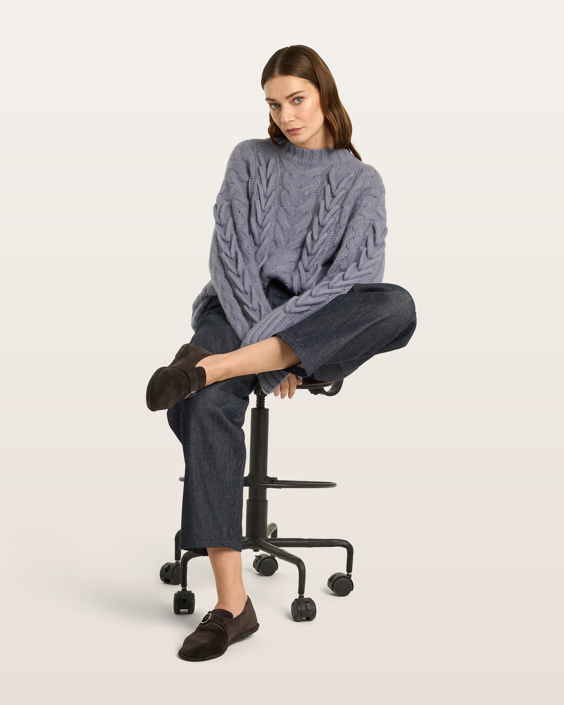 Damen Pullover aus 75 % Kaschmir und 25 % Seide in Blue Mirage – Pullover mit Zopfstrickmuster und zusätzlich applizierten 3D-Zöpfen in grober Strickqualität mit relaxter Passform, Rundhalsausschnitt mit Kragen in Rippstruktur, überschnittener Schulter sowie langen, relaxten Ärmeln. Ärmelbündchen und Saum sind in Rippstruktur gearbeitet und unterstreichen den markanten, handwerklichen Charakter des Designs.
