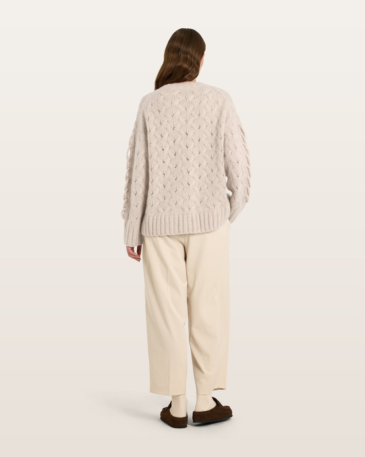 Damen Pullover aus 75 % Kaschmir und 25 % Seide in Wheat – Pullover mit Zopfstrickmuster und zusätzlich applizierten 3D-Zöpfen in grober Strickqualität mit relaxter Passform, Rundhalsausschnitt mit Kragen in Rippstruktur, überschnittener Schulter sowie langen, relaxten Ärmeln. Ärmelbündchen und Saum sind in Rippstruktur gearbeitet und unterstreichen den markanten, handwerklichen Charakter des Designs.
