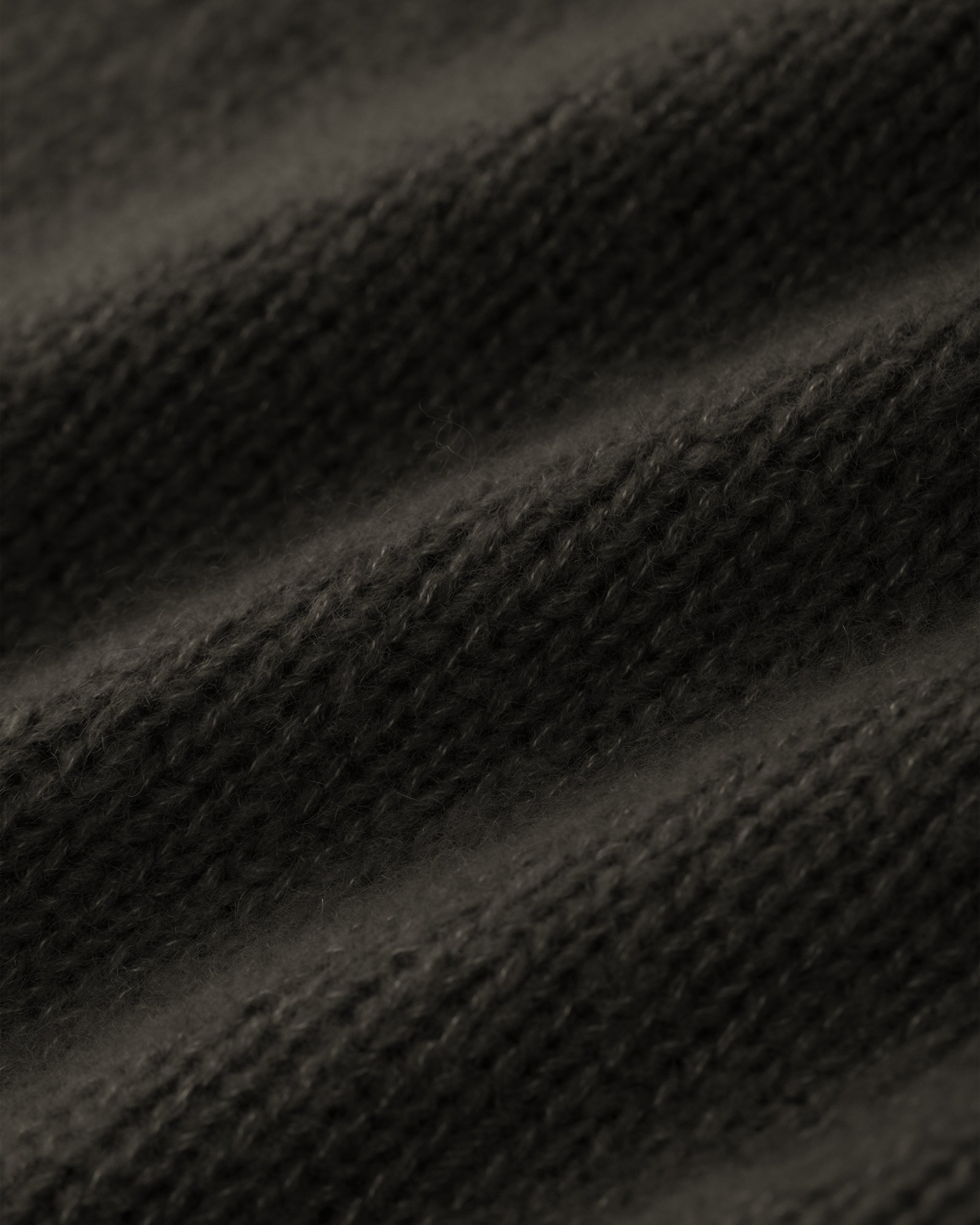 Damen Strickrock aus 75 % Kaschmir und 25 % Seide in Black Forest – glatt gestrickter Rock in grober Strickqualität mit figurbetonter A-Linie und Midi-Länge. Das Modell verfügt über einen Taillenbund mit Gummizug und verbindet eine feminine Silhouette mit hohem Tragekomfort.
