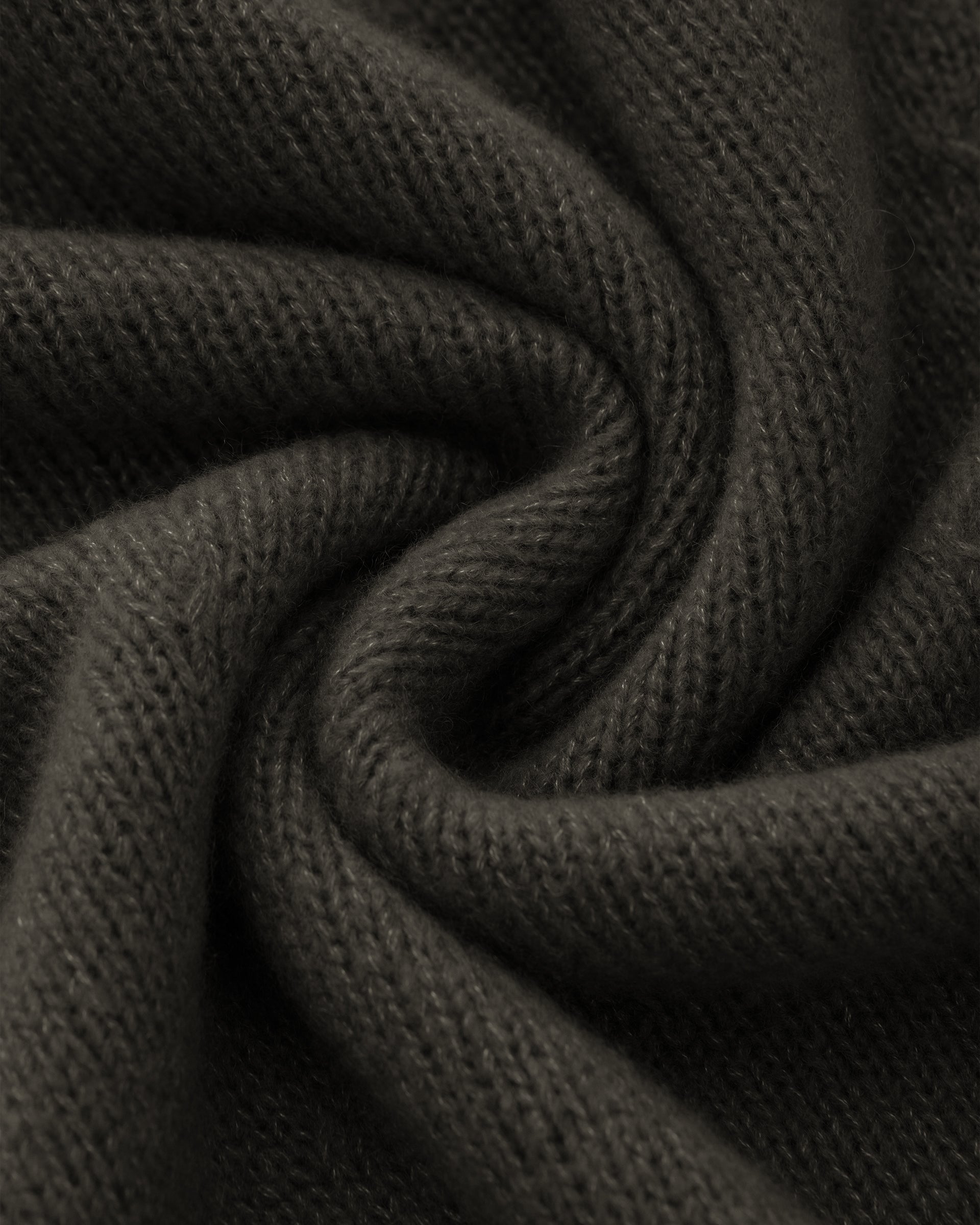 Damen Strickrock aus 75 % Kaschmir und 25 % Seide in Black Forest – glatt gestrickter Rock in grober Strickqualität mit figurbetonter A-Linie und Midi-Länge. Das Modell verfügt über einen Taillenbund mit Gummizug und verbindet eine feminine Silhouette mit hohem Tragekomfort.
