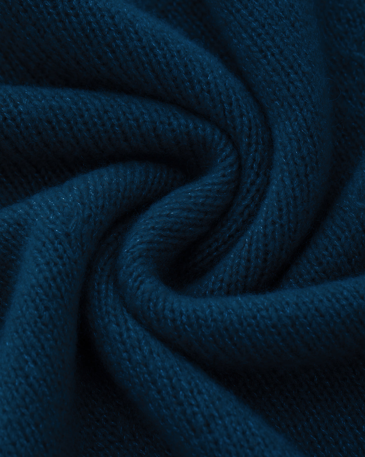 Damen Strickrock aus 75 % Kaschmir und 25 % Seide in Midnight Teal – glatt gestrickter Rock in grober Strickqualität mit figurbetonter A-Linie und Midi-Länge. Das Modell verfügt über einen Taillenbund mit Gummizug und verbindet eine feminine Silhouette mit hohem Tragekomfort.
