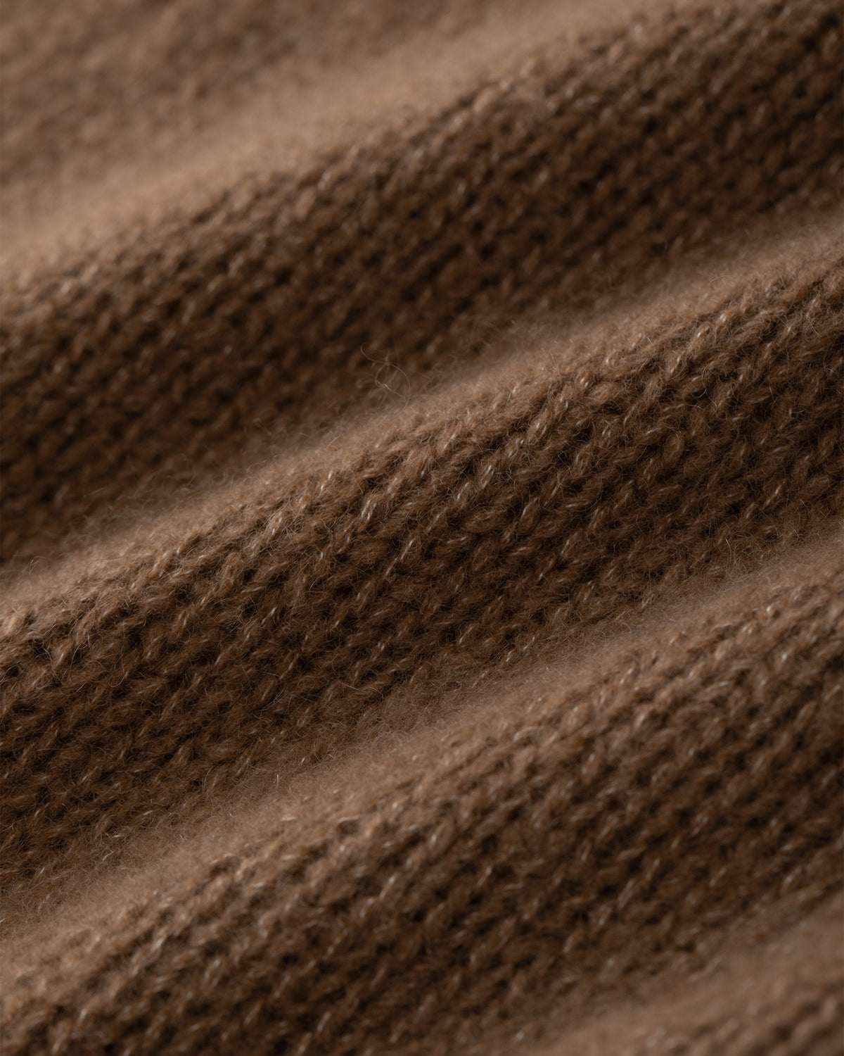 Damen Strickrock aus 75 % Kaschmir und 25 % Seide in Vintage Cocoa – glatt gestrickter Rock in grober Strickqualität mit figurbetonter A-Linie und Midi-Länge. Das Modell verfügt über einen Taillenbund mit Gummizug und verbindet eine feminine Silhouette mit hohem Tragekomfort.