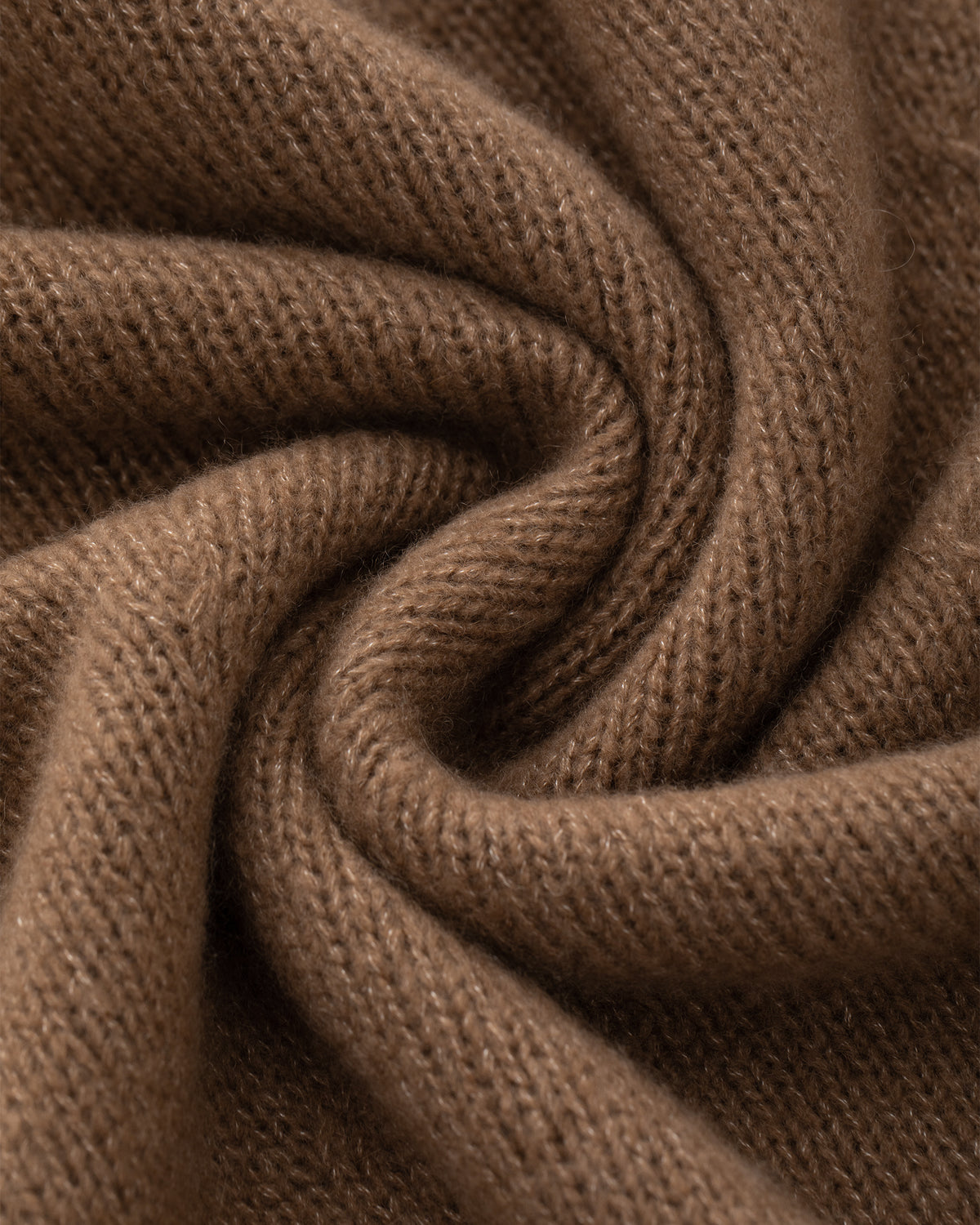 Damen Strickrock aus 75 % Kaschmir und 25 % Seide in Vintage Cocoa – glatt gestrickter Rock in grober Strickqualität mit figurbetonter A-Linie und Midi-Länge. Das Modell verfügt über einen Taillenbund mit Gummizug und verbindet eine feminine Silhouette mit hohem Tragekomfort.