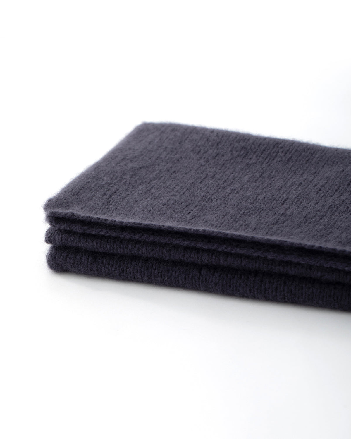 Damen Schal aus 75 % Kaschmir und 25 % Seide in Graphite Grey – glatt und locker gestrickter Schal mit weicher, fließender Haptik. Das zeitlose Design überzeugt durch seine leichte Optik und vielseitigen Stylingmöglichkeiten.
