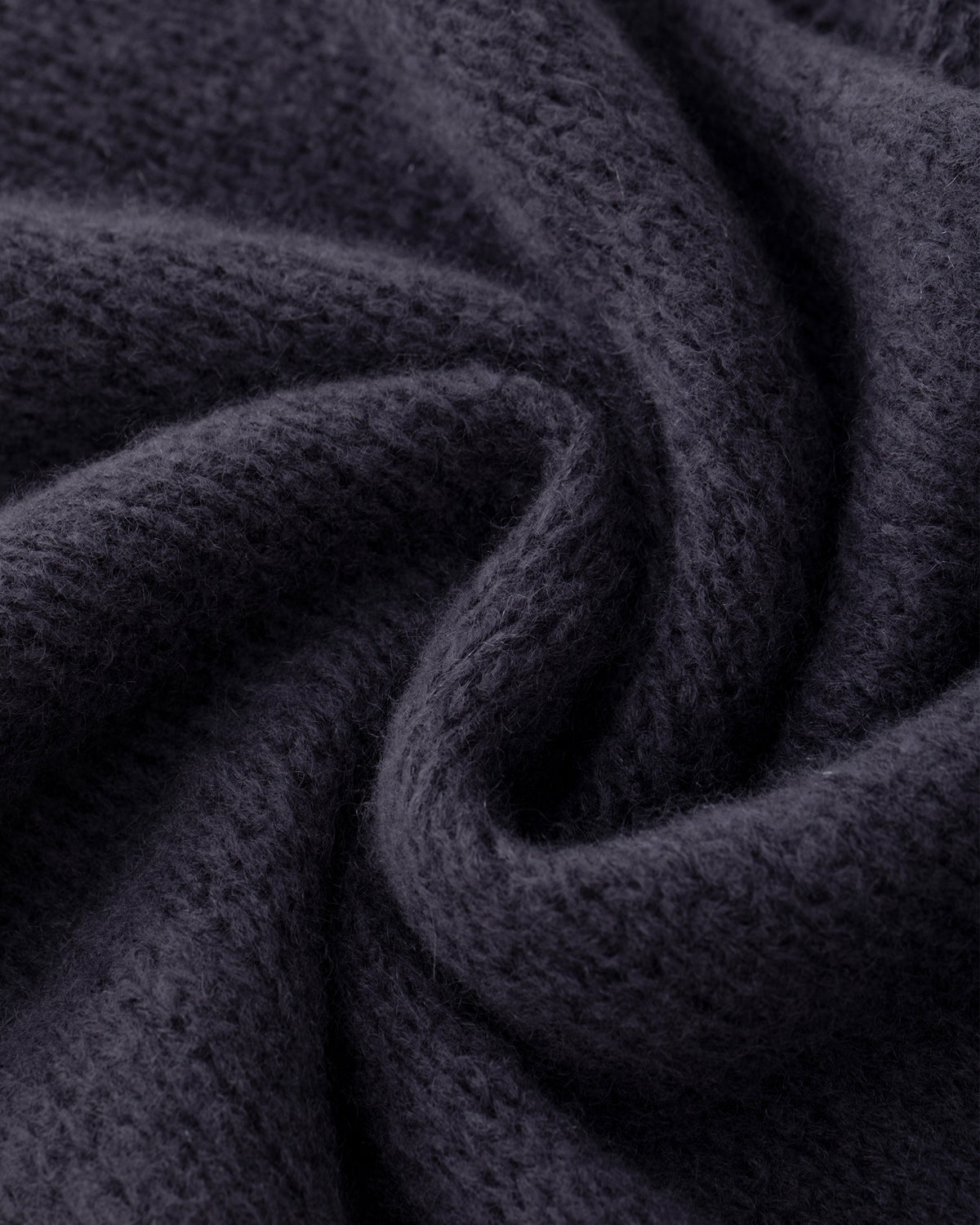 Damen Schal aus 75 % Kaschmir und 25 % Seide in Graphite Grey – glatt und locker gestrickter Schal mit weicher, fließender Haptik. Das zeitlose Design überzeugt durch seine leichte Optik und vielseitigen Stylingmöglichkeiten.
