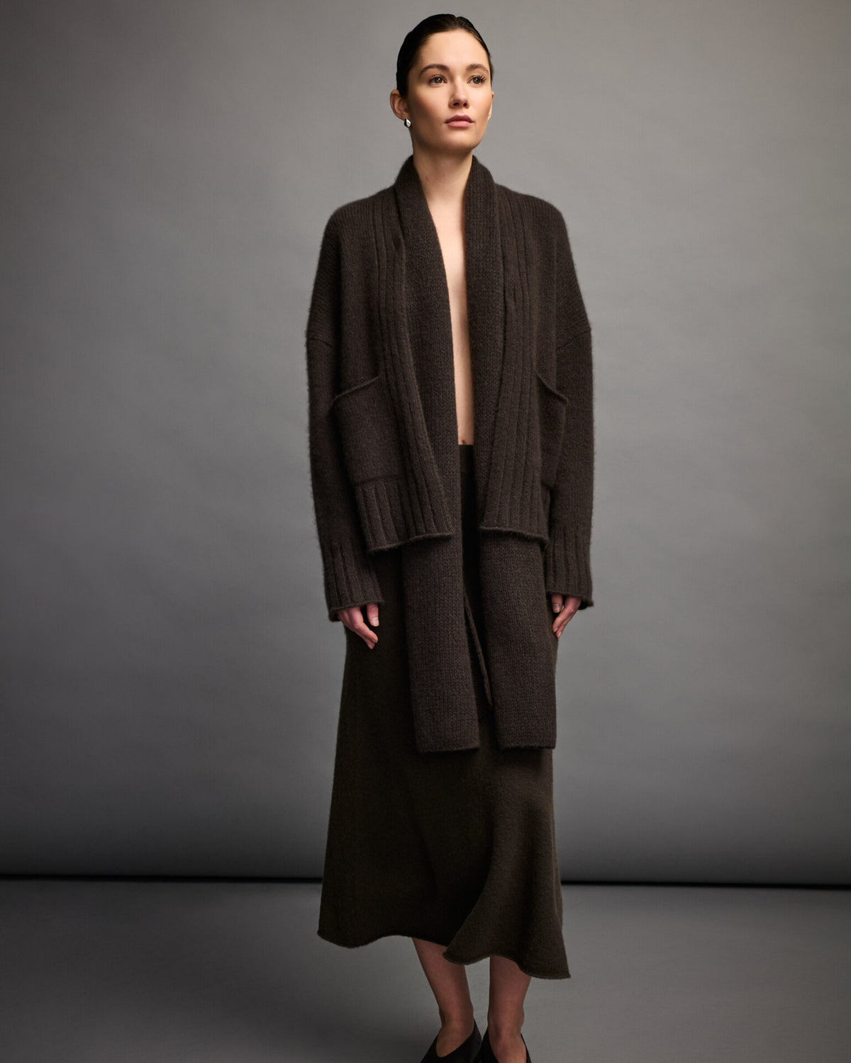 Damen Schal aus 75 % Kaschmir und 25 % Seide in Black Forest – glatt und locker gestrickter Schal mit weicher, fließender Haptik. Das zeitlose Design überzeugt durch seine leichte Optik und vielseitigen Stylingmöglichkeiten.
