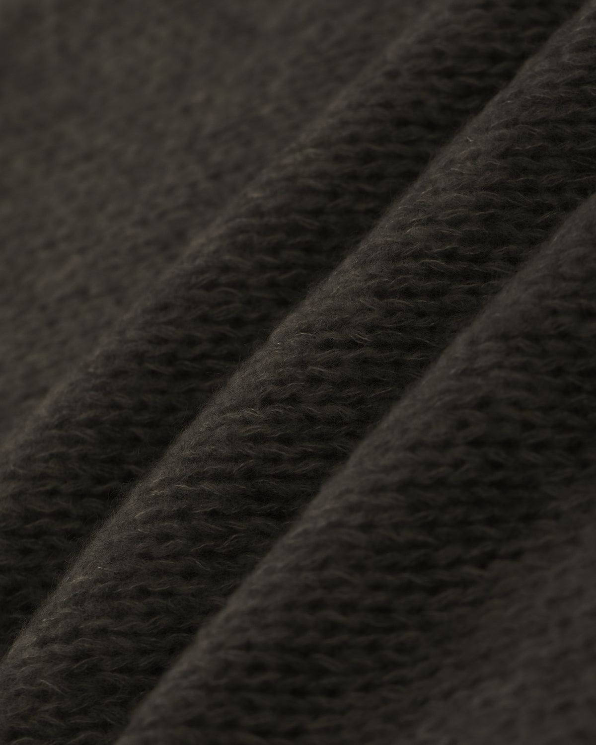 Damen Schal aus 75 % Kaschmir und 25 % Seide in Black Forest – glatt und locker gestrickter Schal mit weicher, fließender Haptik. Das zeitlose Design überzeugt durch seine leichte Optik und vielseitigen Stylingmöglichkeiten.
