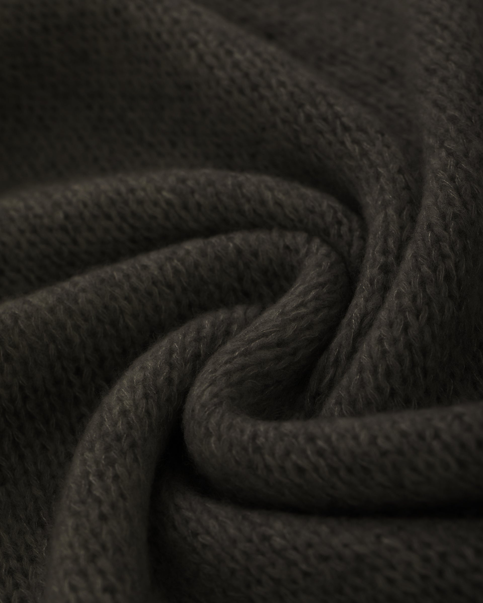 Damen Schal aus 75 % Kaschmir und 25 % Seide in Black Forest – glatt und locker gestrickter Schal mit weicher, fließender Haptik. Das zeitlose Design überzeugt durch seine leichte Optik und vielseitigen Stylingmöglichkeiten.

