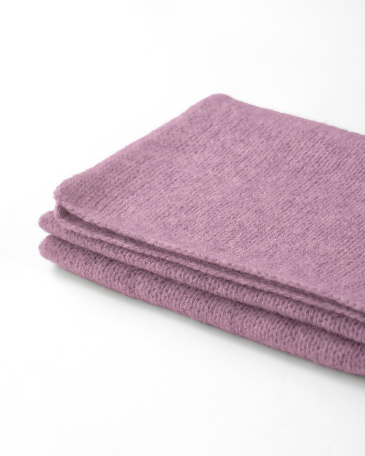 Damen Schal aus 75 % Kaschmir und 25 % Seide in Lilac Mist – glatt und locker gestrickter Schal mit weicher, fließender Haptik. Das zeitlose Design überzeugt durch seine leichte Optik und vielseitigen Stylingmöglichkeiten.
