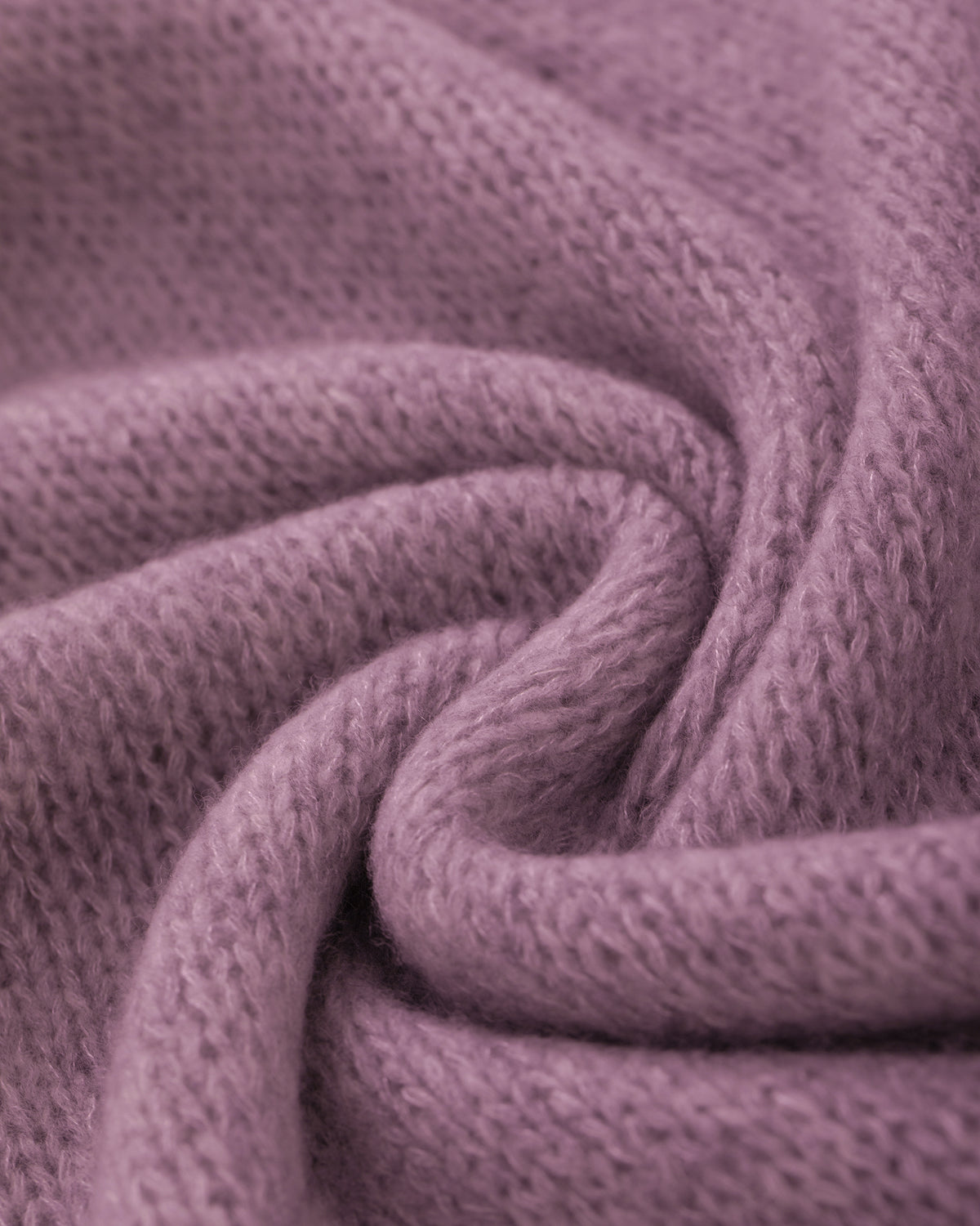 Damen Schal aus 75 % Kaschmir und 25 % Seide in Lilac Mist – glatt und locker gestrickter Schal mit weicher, fließender Haptik. Das zeitlose Design überzeugt durch seine leichte Optik und vielseitigen Stylingmöglichkeiten.
