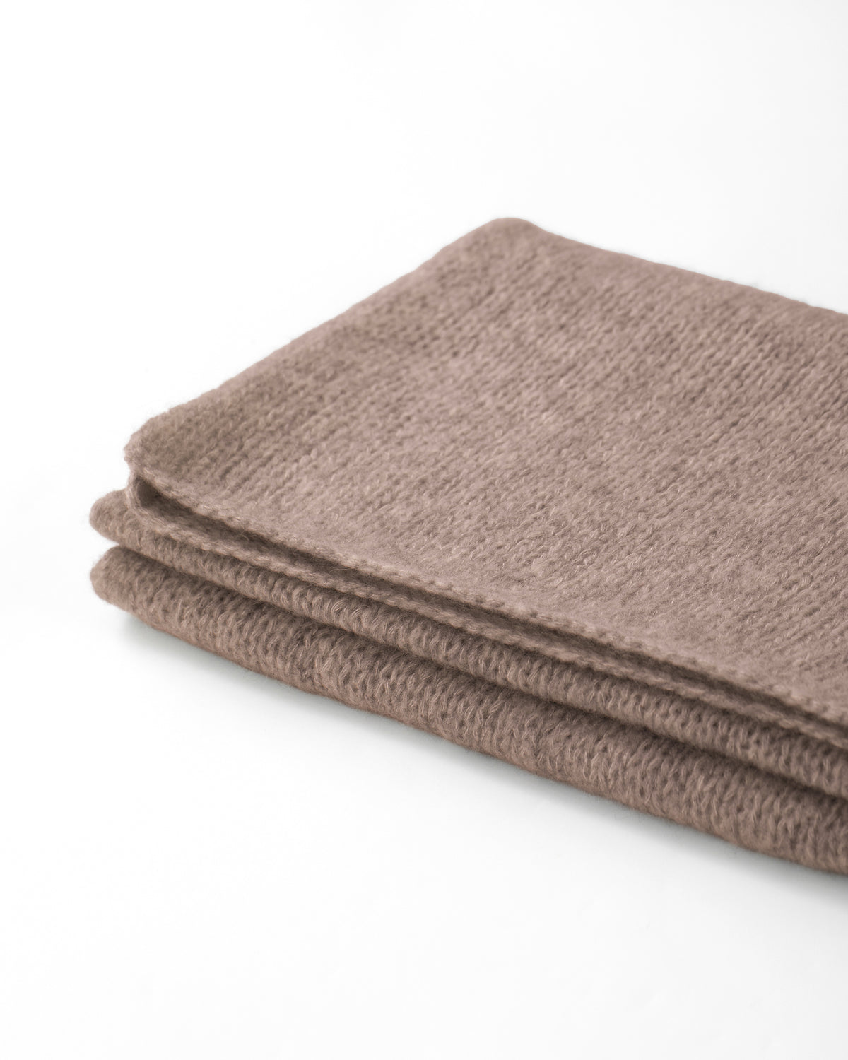 Damen Schal aus 75 % Kaschmir und 25 % Seide in Natural Twine – glatt und locker gestrickter Schal mit weicher, fließender Haptik. Das zeitlose Design überzeugt durch seine leichte Optik und vielseitigen Stylingmöglichkeiten.
