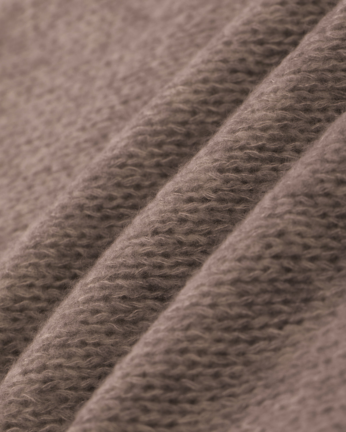 Damen Schal aus 75 % Kaschmir und 25 % Seide in Natural Twine – glatt und locker gestrickter Schal mit weicher, fließender Haptik. Das zeitlose Design überzeugt durch seine leichte Optik und vielseitigen Stylingmöglichkeiten.
