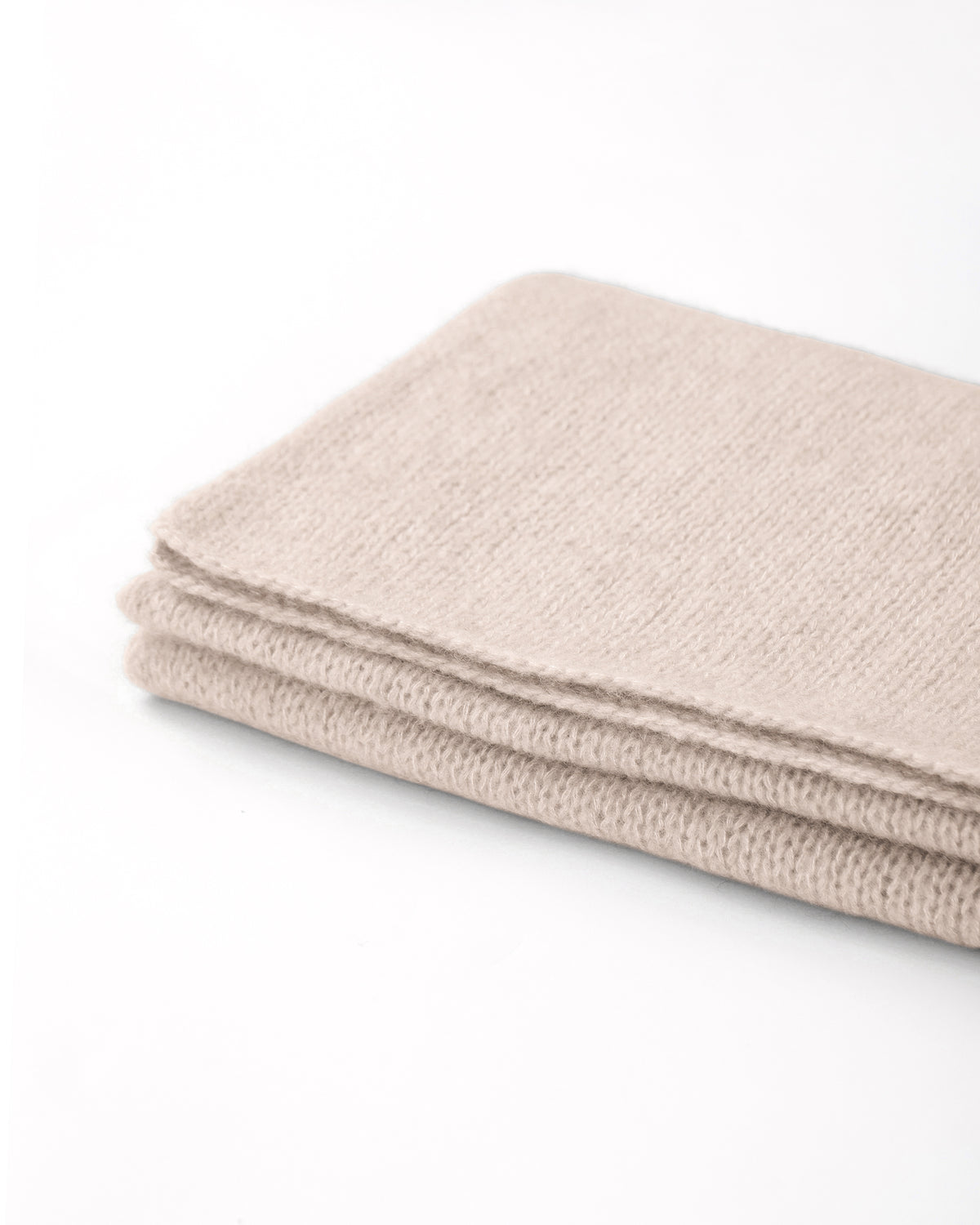 Damen Schal aus 75 % Kaschmir und 25 % Seide in Wheat – glatt und locker gestrickter Schal mit weicher, fließender Haptik. Das zeitlose Design überzeugt durch seine leichte Optik und vielseitigen Stylingmöglichkeiten.
