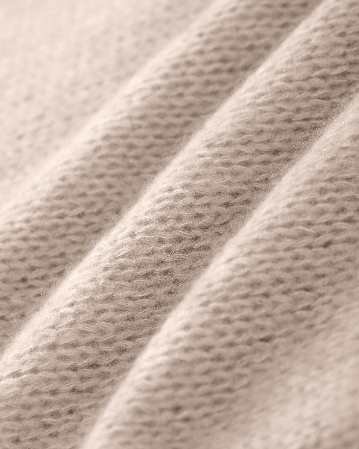 Damen Schal aus 75 % Kaschmir und 25 % Seide in Wheat – glatt und locker gestrickter Schal mit weicher, fließender Haptik. Das zeitlose Design überzeugt durch seine leichte Optik und vielseitigen Stylingmöglichkeiten.
